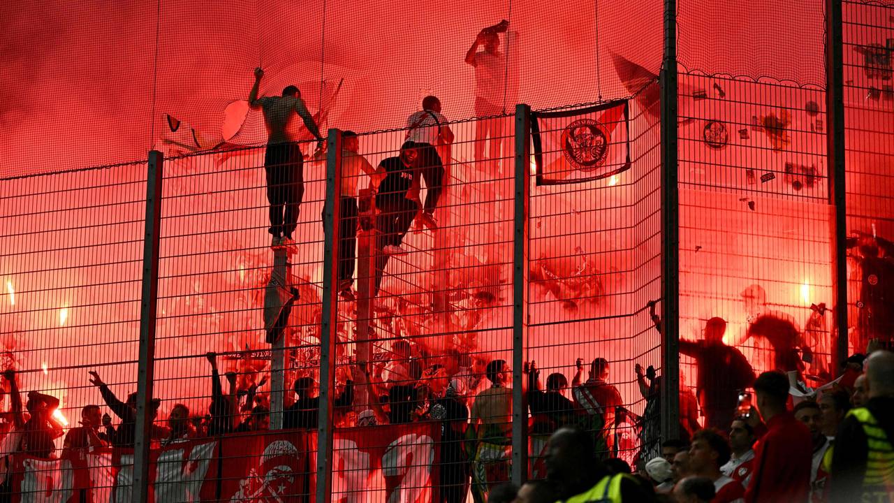 Fans von Rayo Vallecano feiern ihre Mannschaft nach dem Einzug ins Finale der Conference League.
