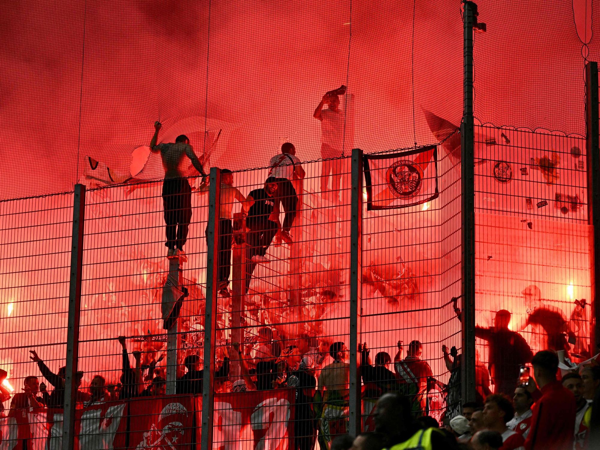 Fans von Rayo Vallecano feiern ihre Mannschaft nach dem Einzug ins Finale der Conference League.