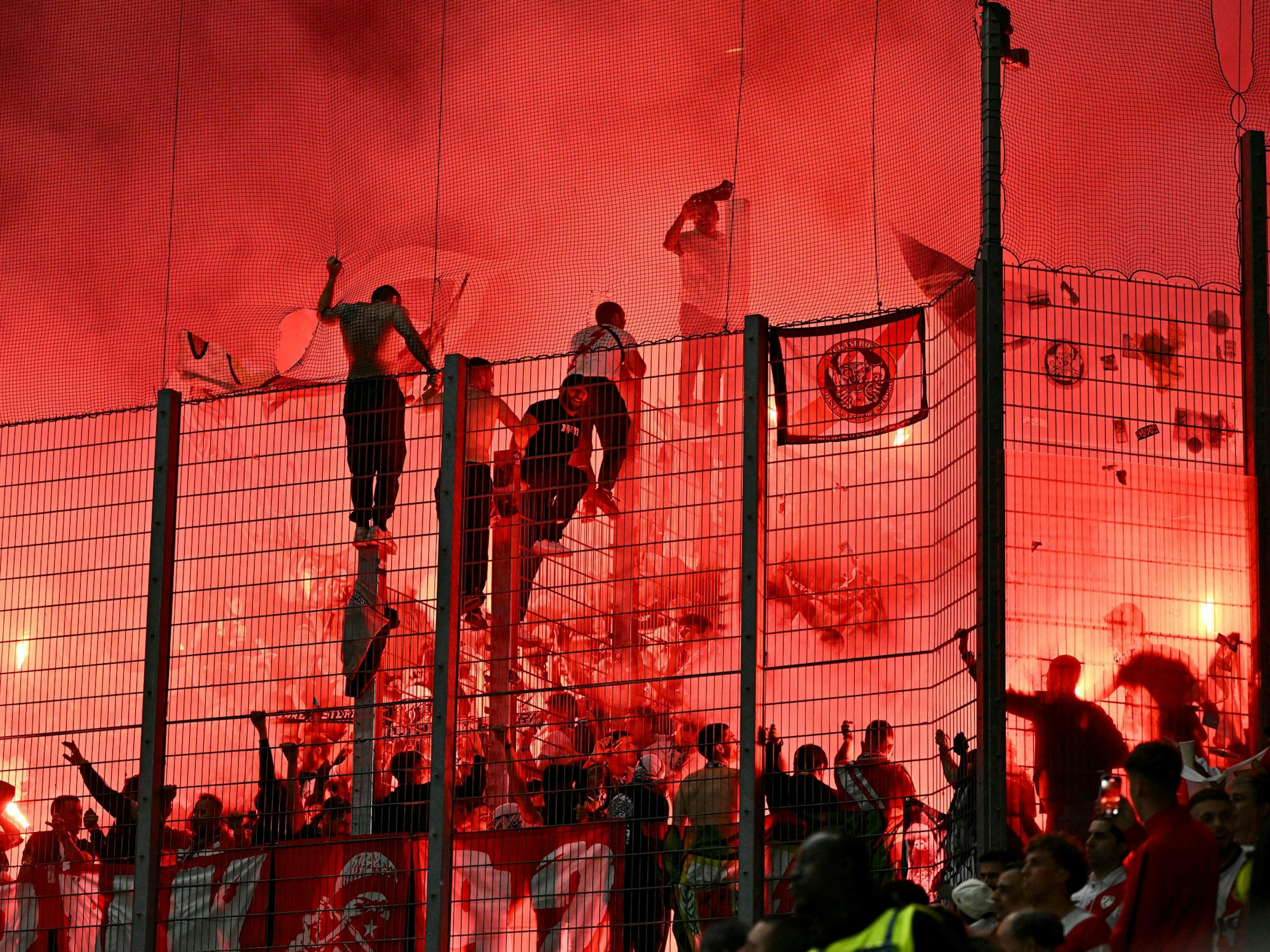 Fans von Rayo Vallecano feiern ihre Mannschaft nach dem Einzug ins Finale der Conference League.