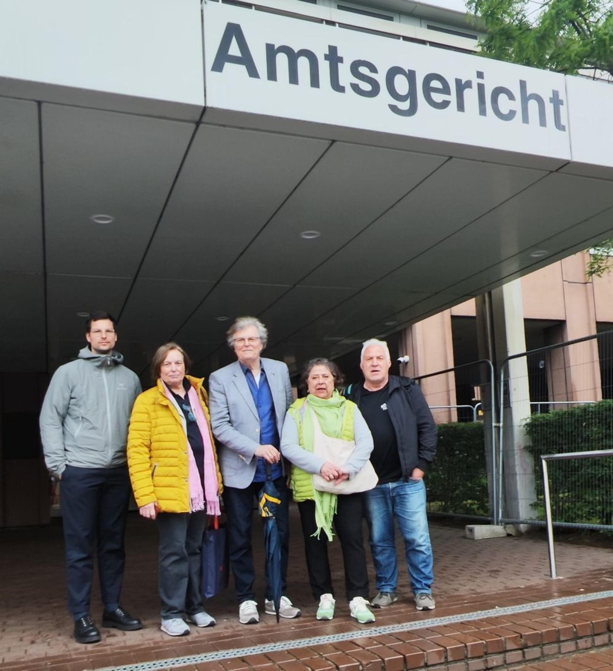 Anwalt Jakob Kreuzer, Tochter Brigitte, Sohn Karl-Heinz, Schwiegertochter Jildas und Kalle Gerigk am Mittwoch vor dem Kölner Amtsgericht (v.l.)