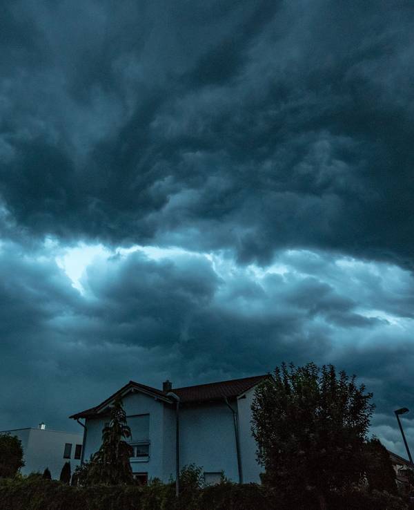 Ein Sturm über einem Wohngebiet