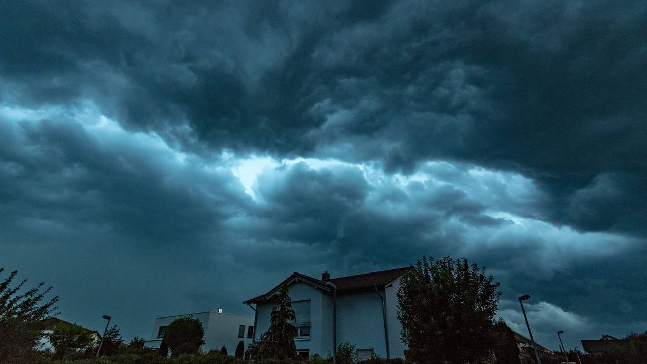 Ein Sturm über einem Wohngebiet