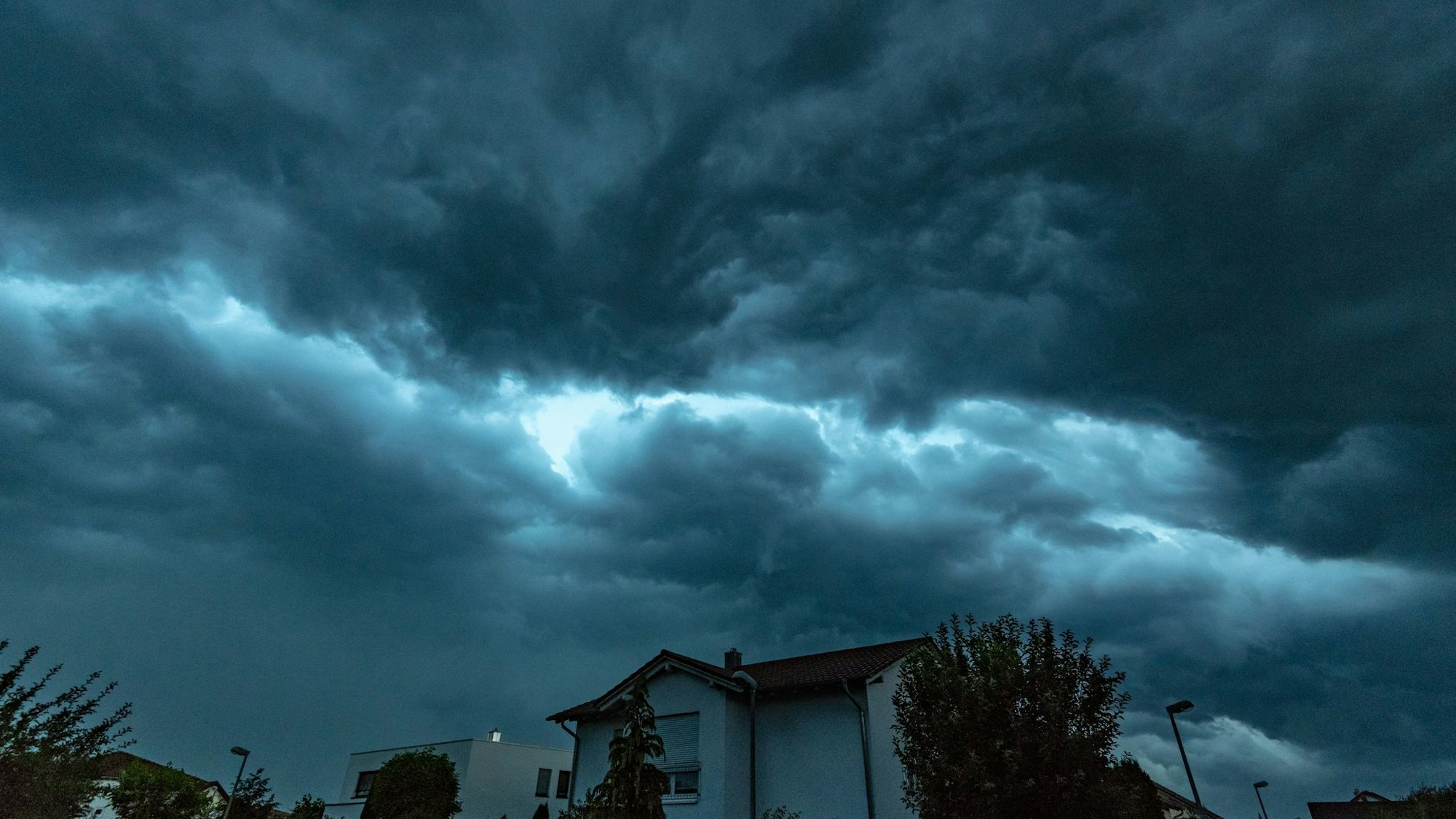 Ein Sturm über einem Wohngebiet