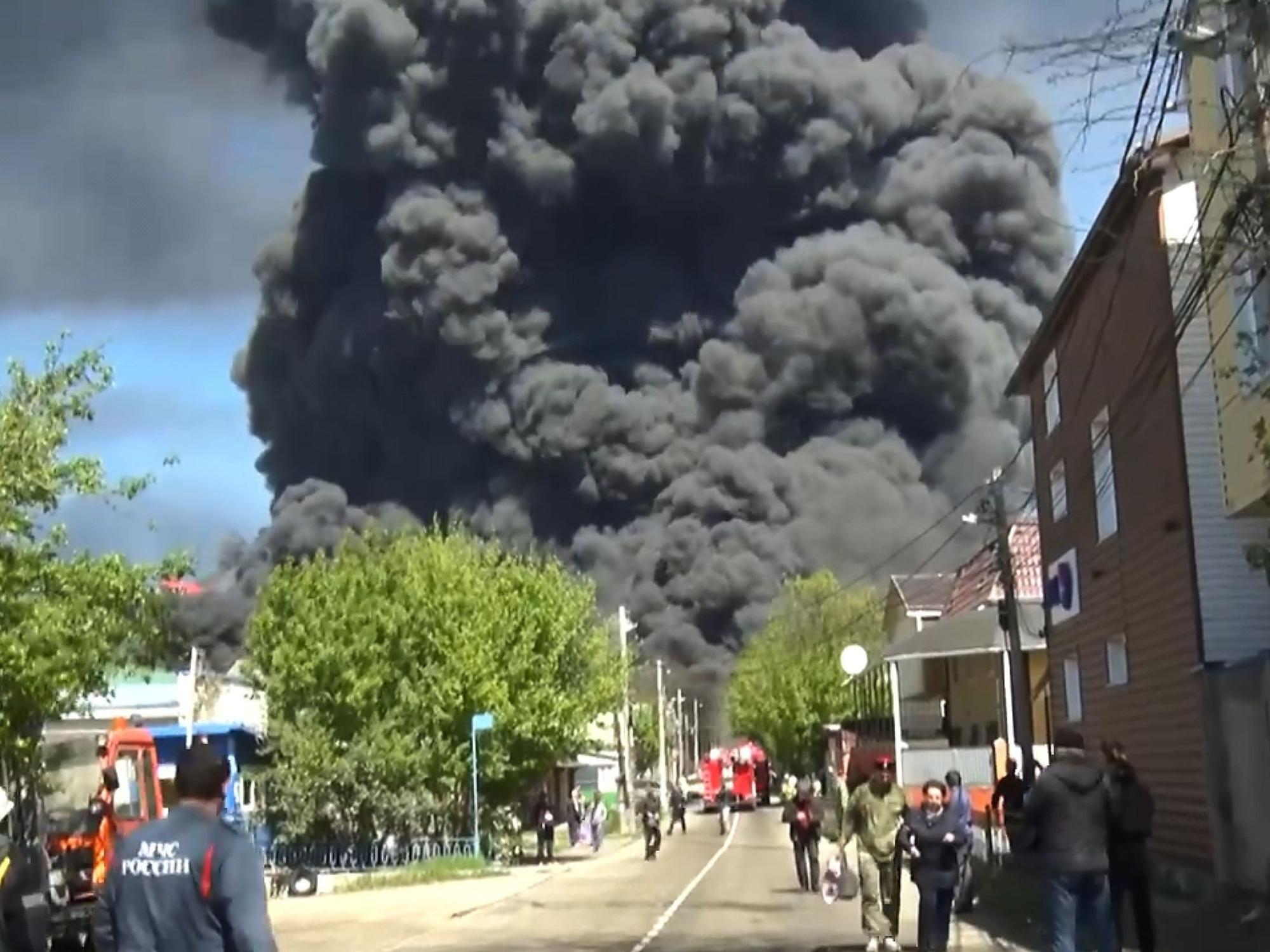 In diesem Bild aus einem Video, das vom Telegram-Kanal des Gouverneurs der Region Krasnodar, Weniamin Kondratjew, veröffentlicht wurde, steigt Rauch auf nach einem Drohnenangriff auf die Ölraffinerie und das Ölterminal in Tuapse.