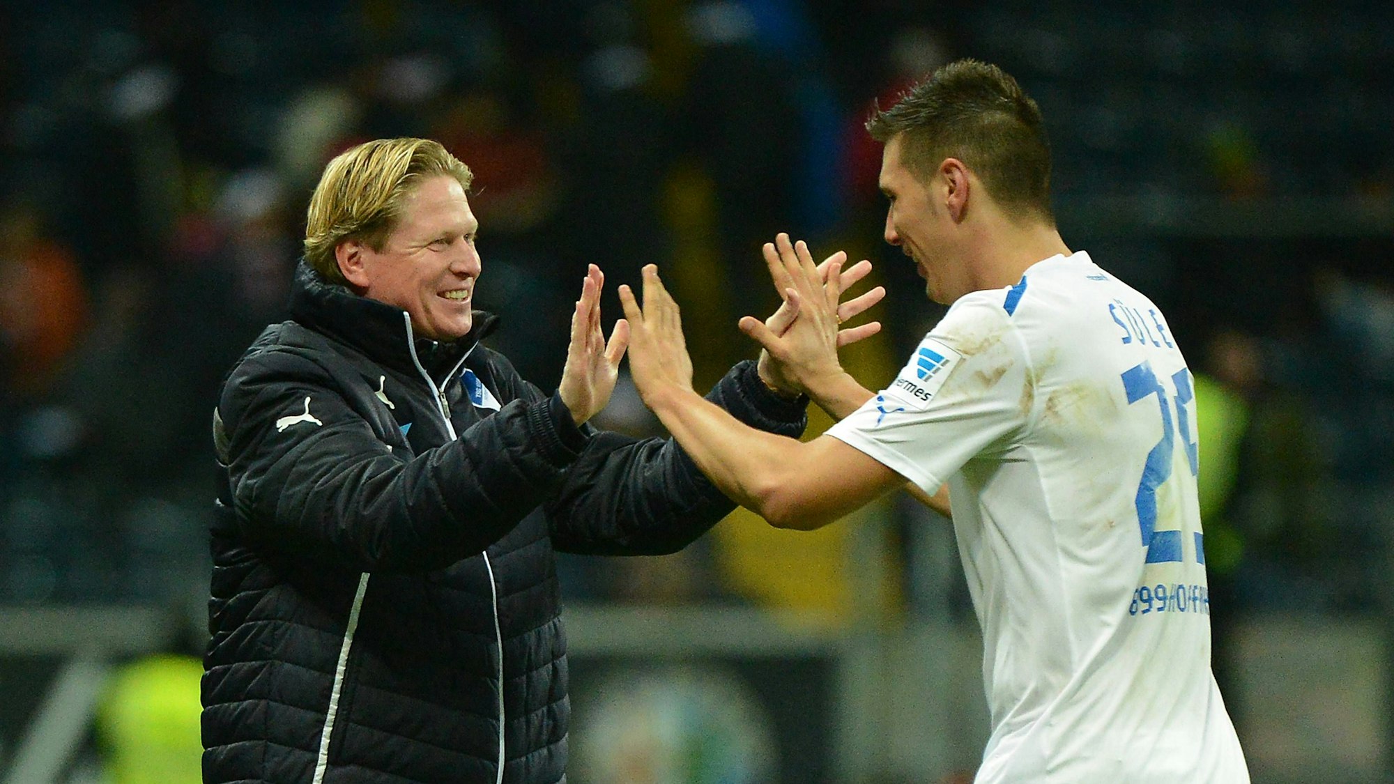 Markus Gisdol und Niklas Süle klatschen ab.