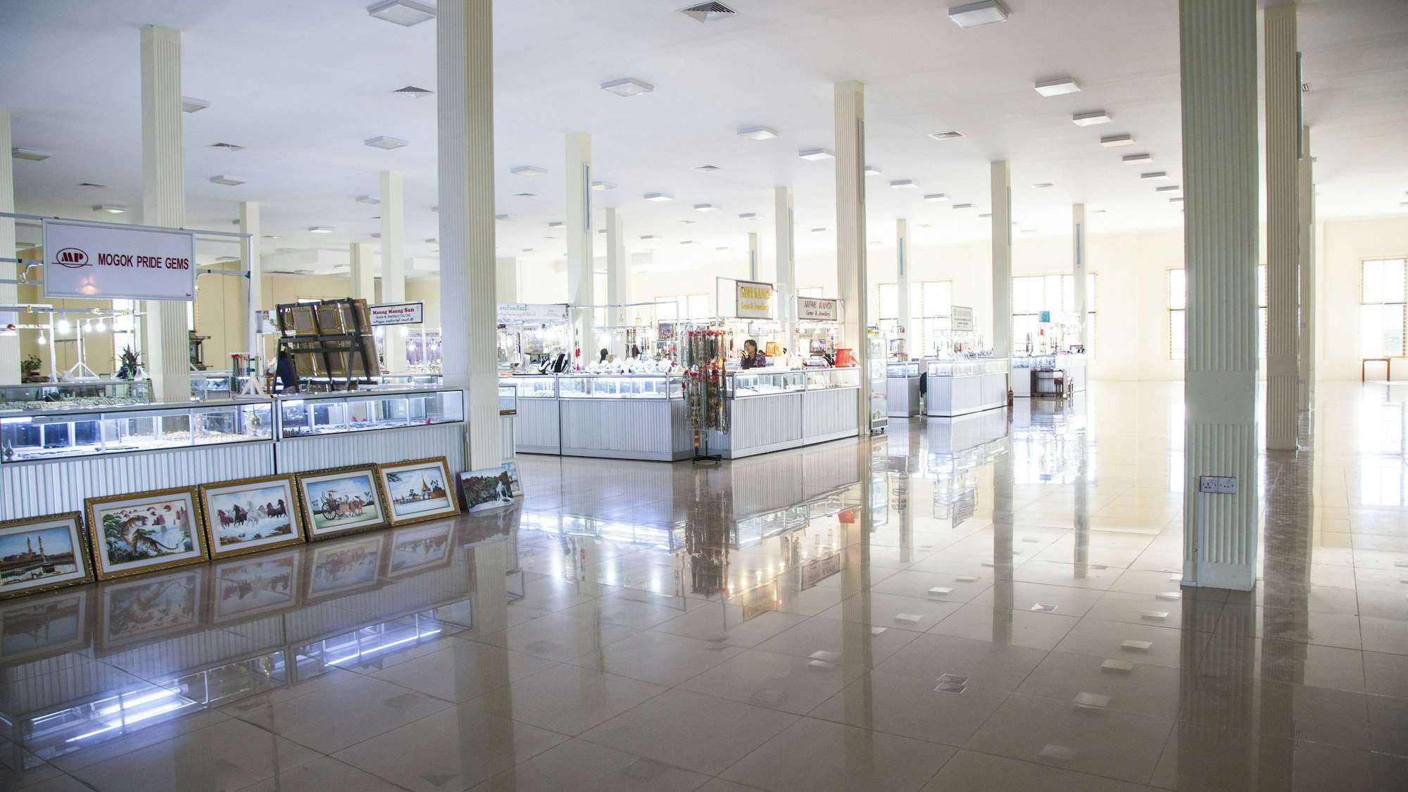 Verkaufshalle für Schmuck und Edelsteine