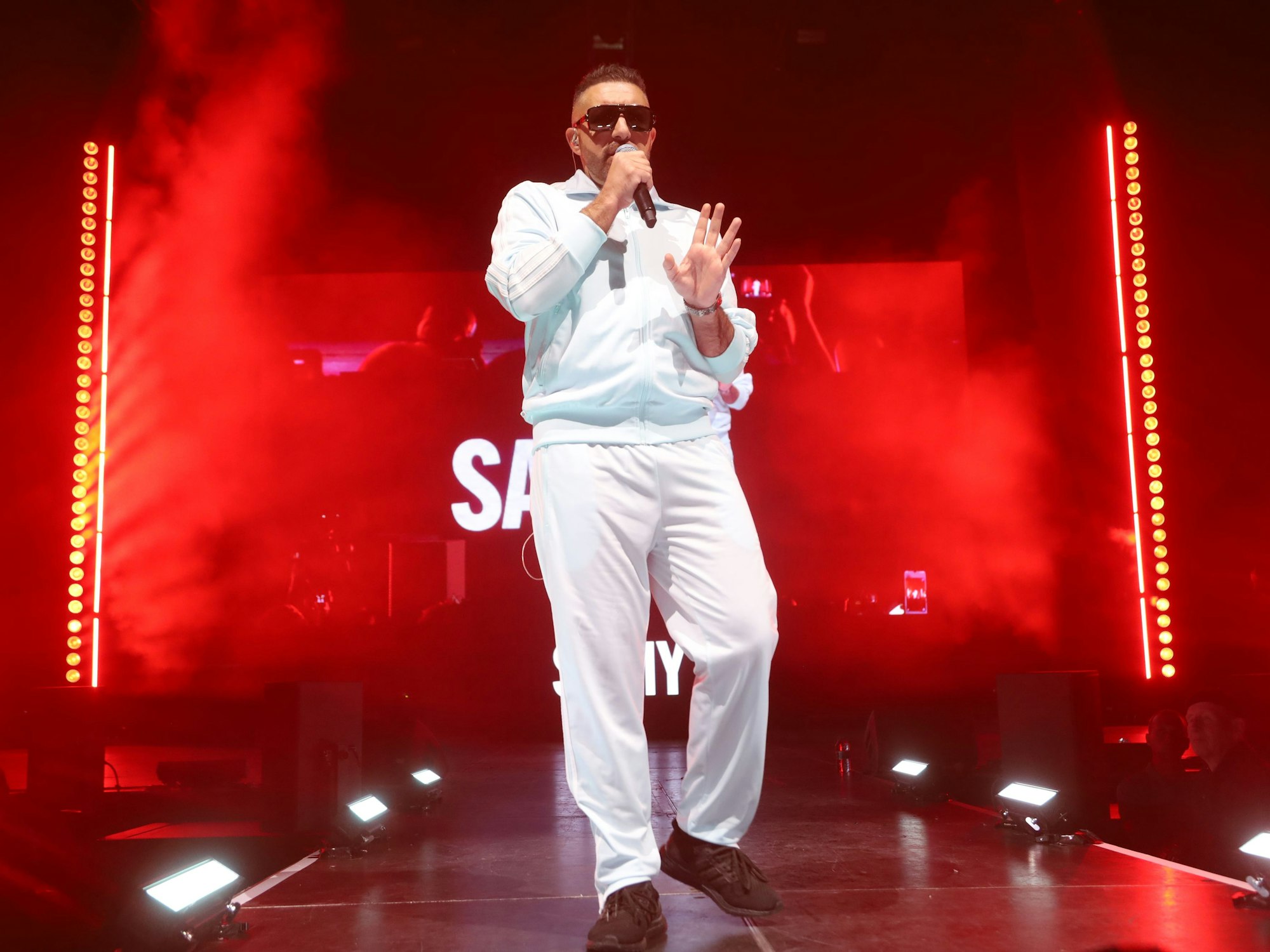 Tribute to Xatar in der Lanxess-Arena: Samy auf der Bühne.