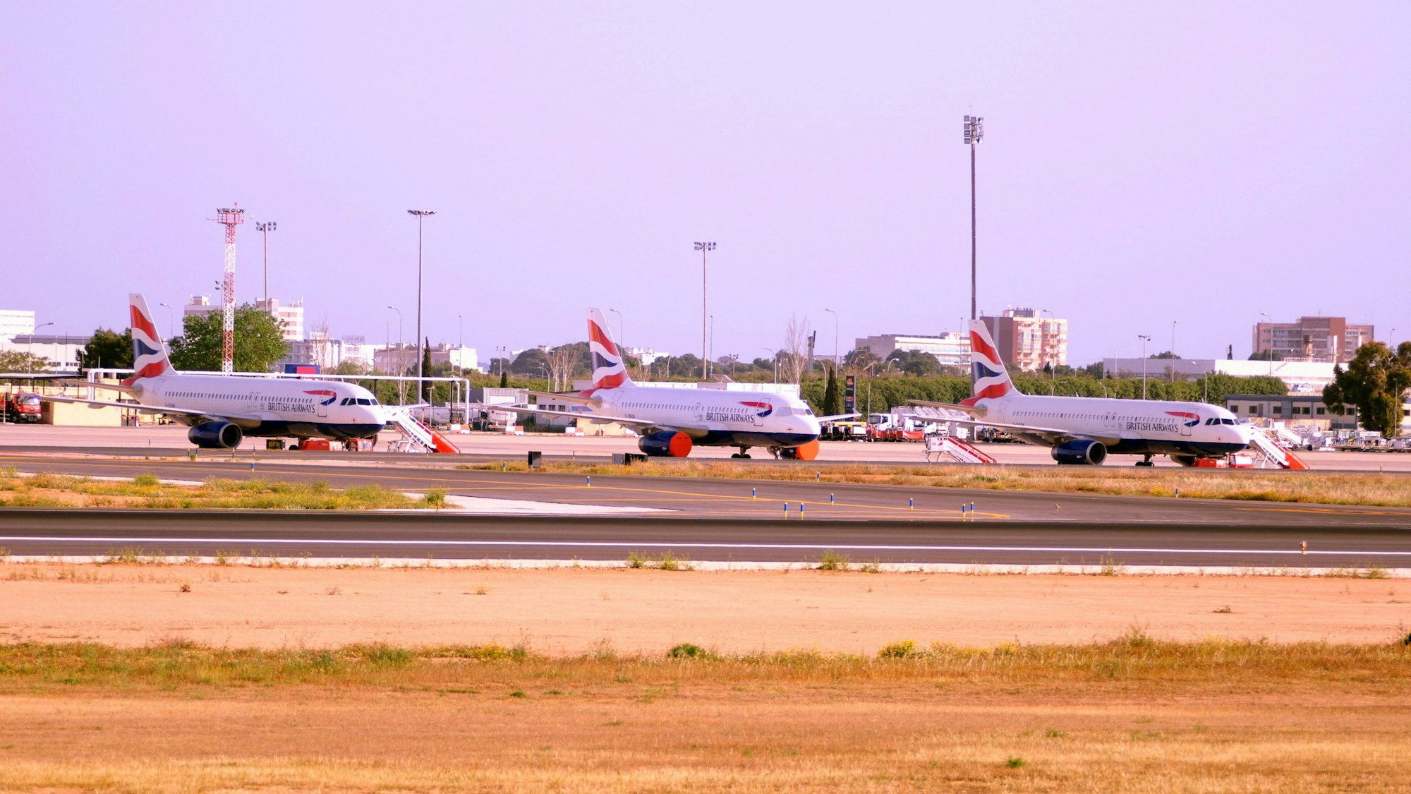 Drei Flugzeuge auf einem Flughafen