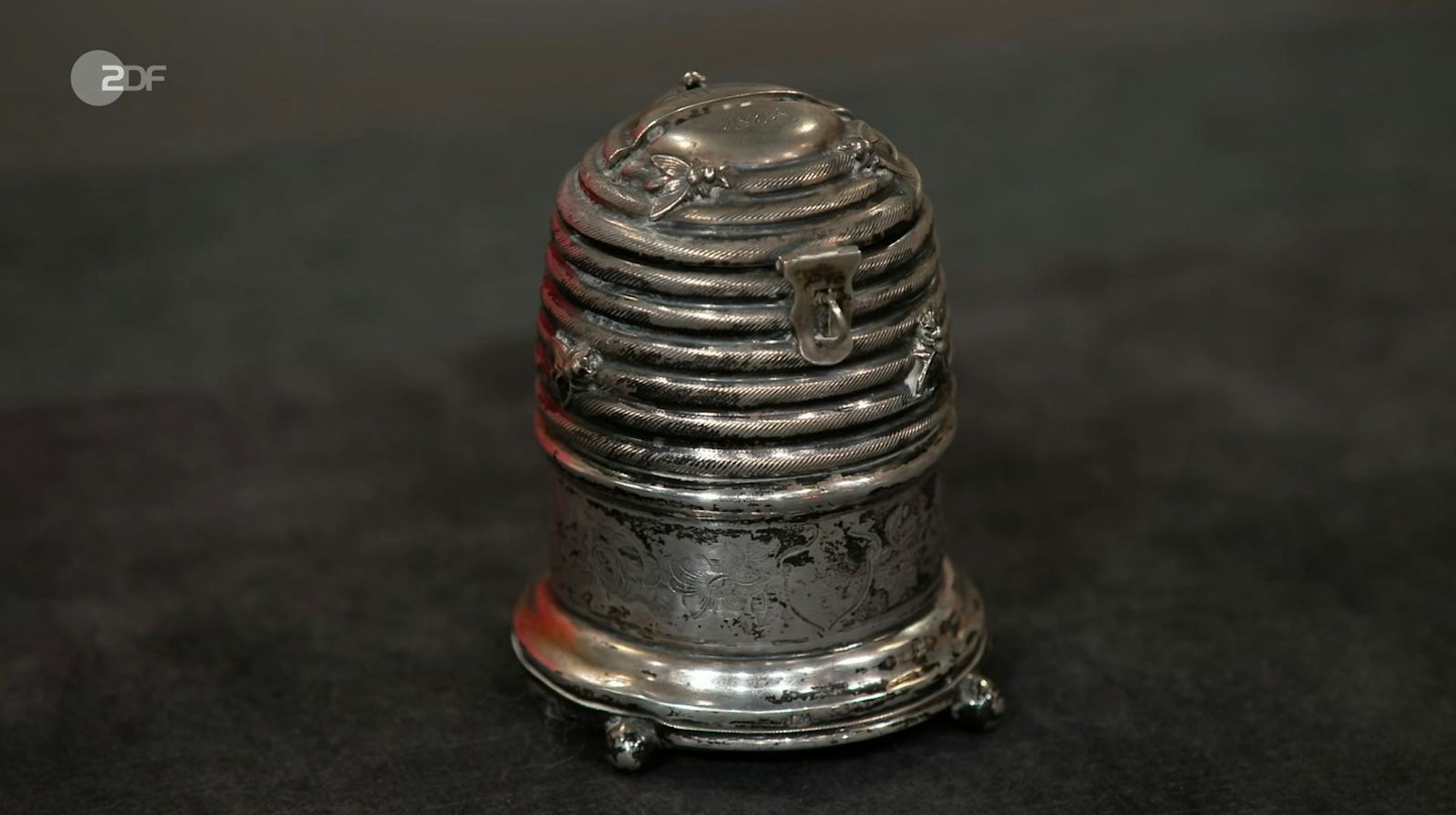Glücklich ging auch die Verkäuferin der silbernen Bienenkorb-Spardose aus der Zeit um 1868 nach Hause. Der Schätzwert lag mit 400 bis 500 Euro höher als gedacht. Wolfgang Pauritsch bezahlte 320 Euro.
(Bild: ZDF)