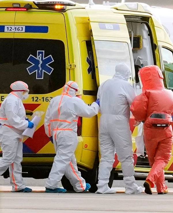 Ein Hantavirus-Verdachtsfall begleitet von Sanitätern.