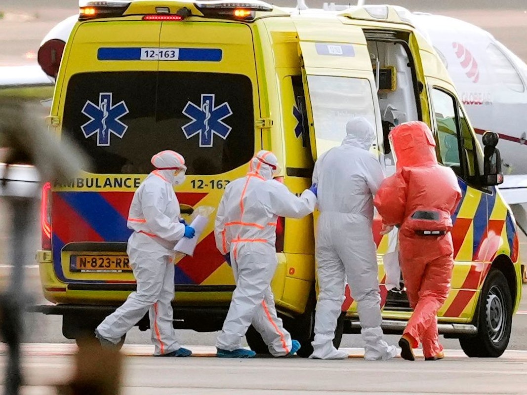 Ein Hantavirus-Verdachtsfall begleitet von Sanitätern.