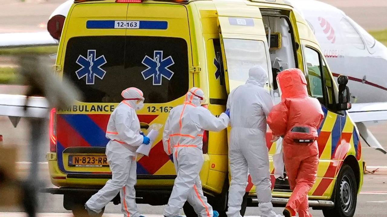 Ein Hantavirus-Verdachtsfall begleitet von Sanitätern.