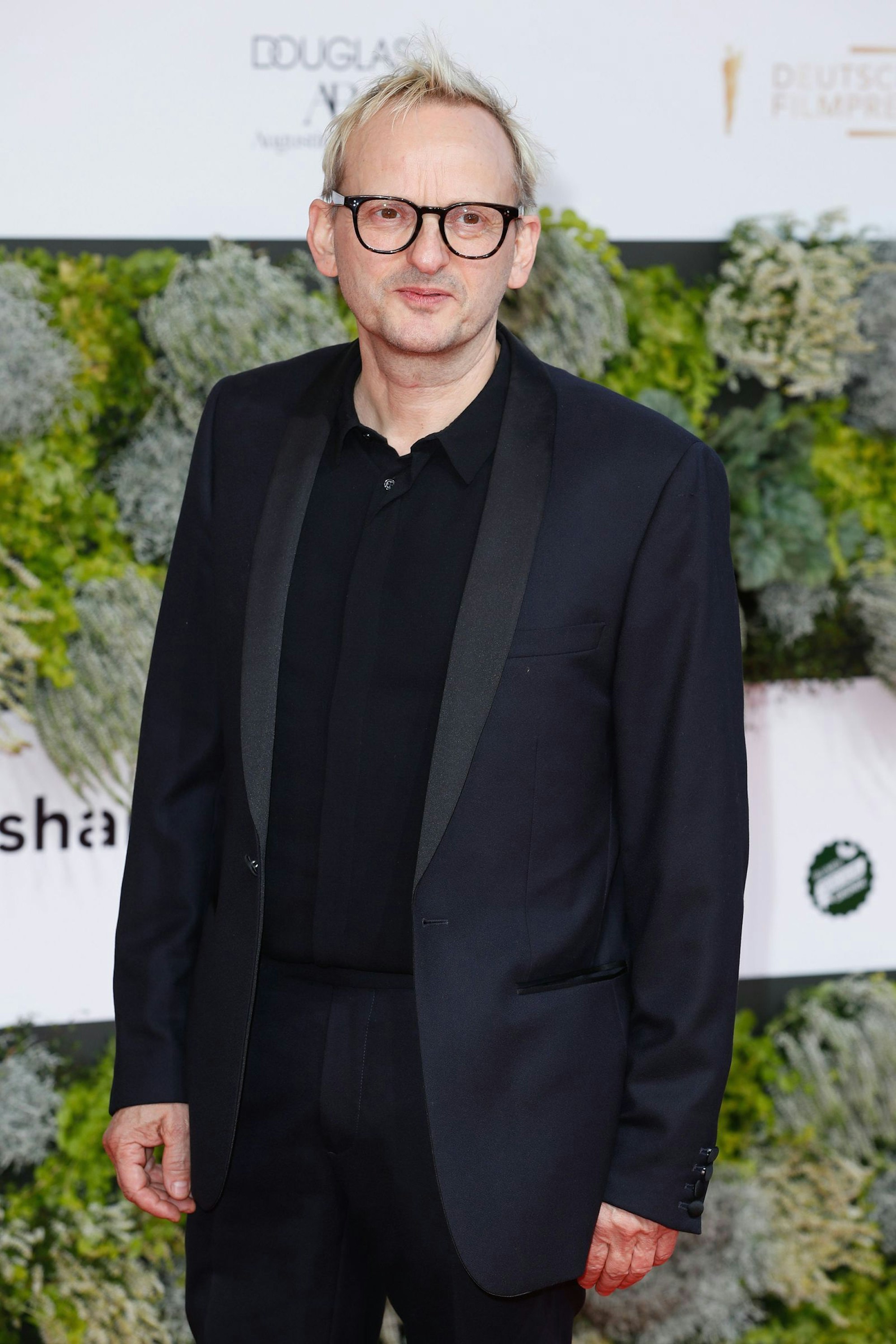 Beliebt ist Milan Peschel nicht nur beim Publikum, sondern auch als Kollege. „Ein gutes Miteinander ist mir sehr wichtig“, betont der Schauspieler. „Wer weiß, vielleicht rettet man ein Leben, nur weil man in einem bestimmten Moment jemand auf der Straße oder am Set anlächelt?“
(Bild: 2021 Getty Images/Gerald Matzka)