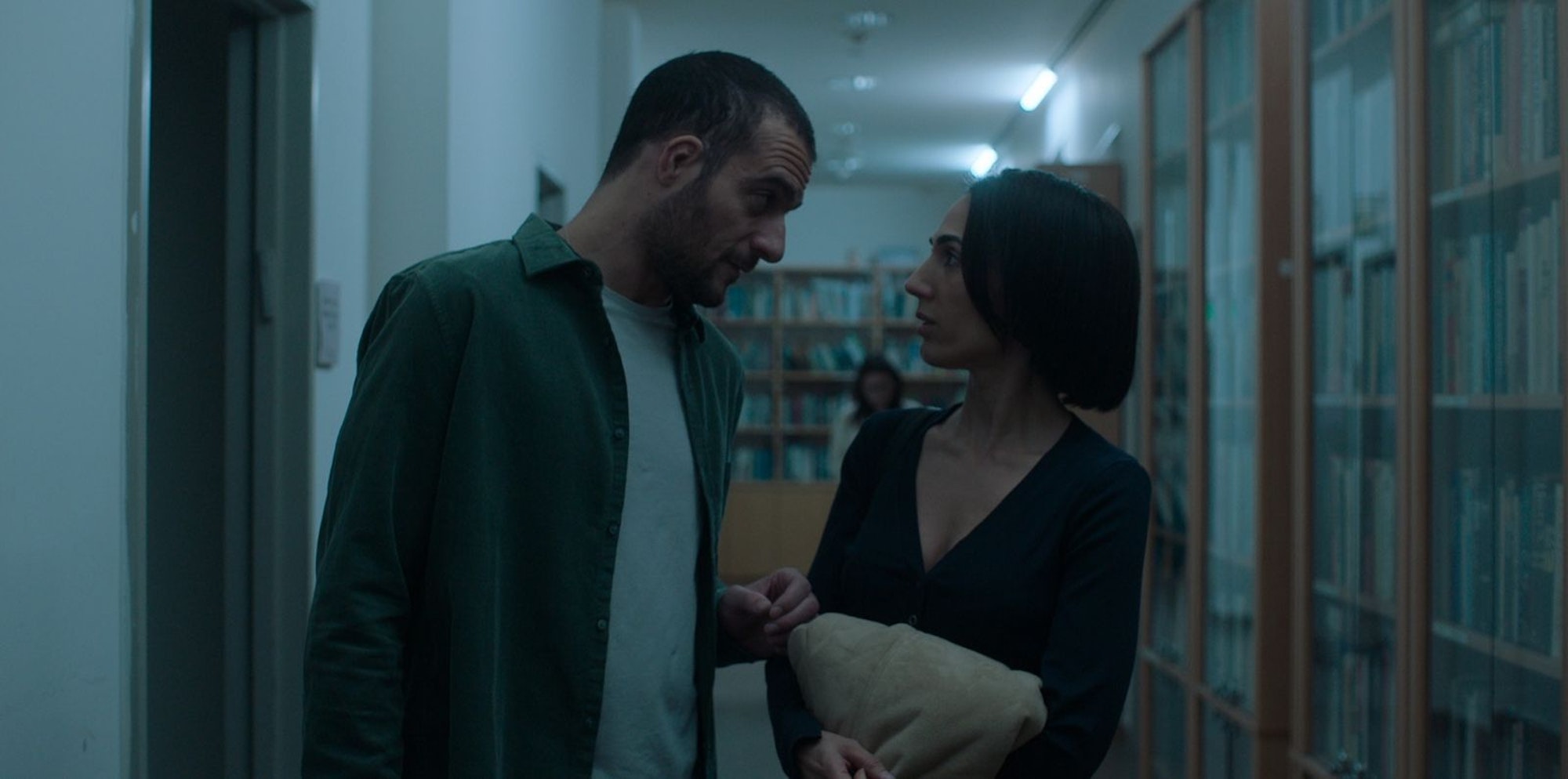 Dori (Amir Haddad) und Orna (Liraz Chamami) kennen sich lange und besser, als ihnen manchmal gut tut. (Bild: © Apple TV)