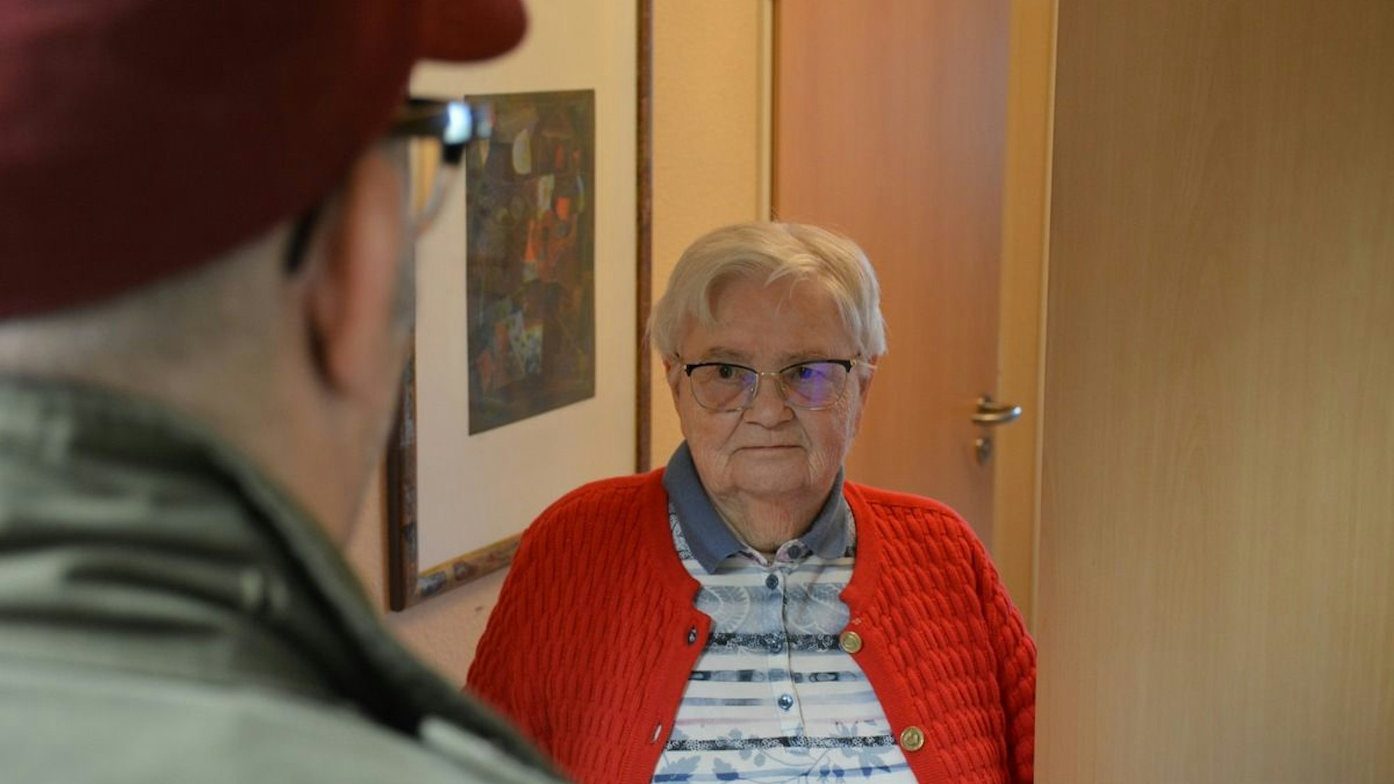 Eine geöffnete Wohnungstür (Symbolbild).