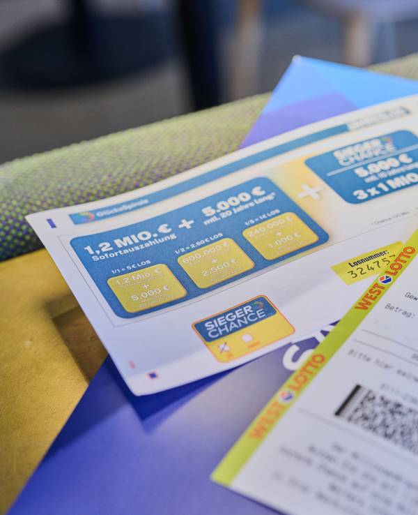 Zum Muttertag einmal Danke sagen: Am 10. Mai (Sonntag) ist beste Gelegenheit, es nicht nur bei Worten zu belassen, sondern ihnen Taten folgen zu lassen – beispielsweise mit Glückstipps von LOTTO 6aus49 oder Eurojackpot, Rubbellosen oder sogar einem Jahreslos der GlücksSpirale.