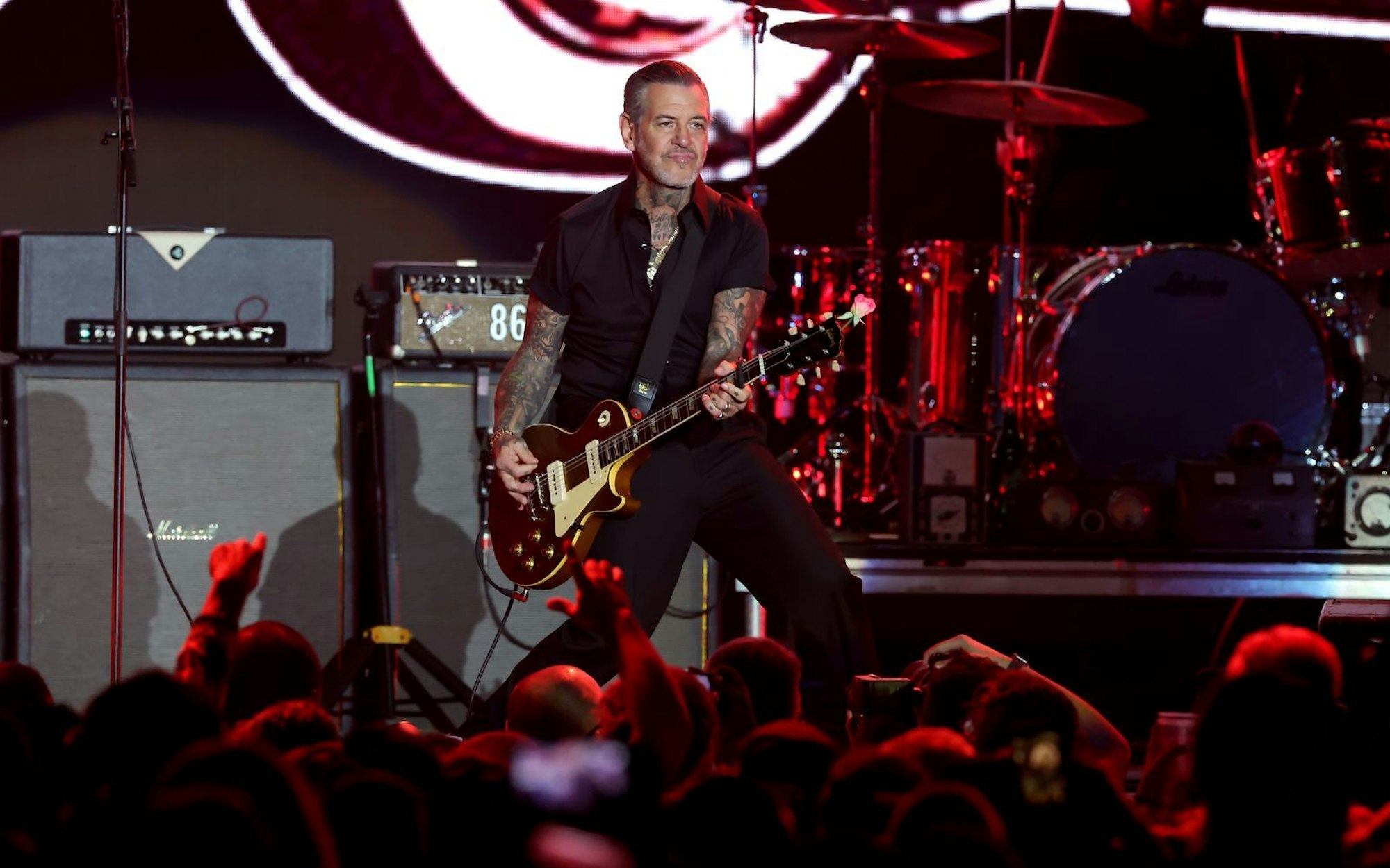 Mike Ness (Bild) veröffentlicht mit seiner Band Social Distortion erstmals seit 15 Jahren ein neues Album (“Born To Kill“). (Bild: Audacy/Kevin Winter)