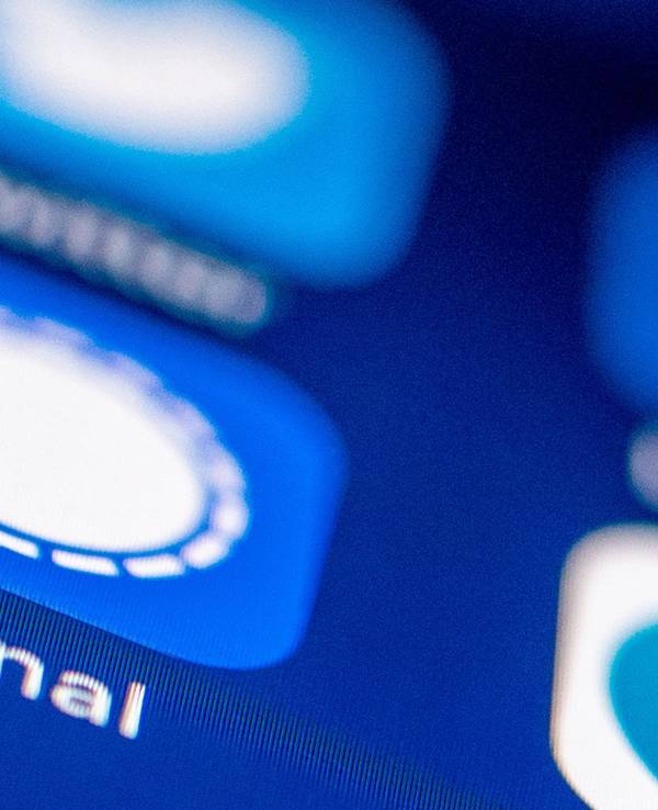 Das Logo des Messenger Dienstes Signal auf einem Smartphone