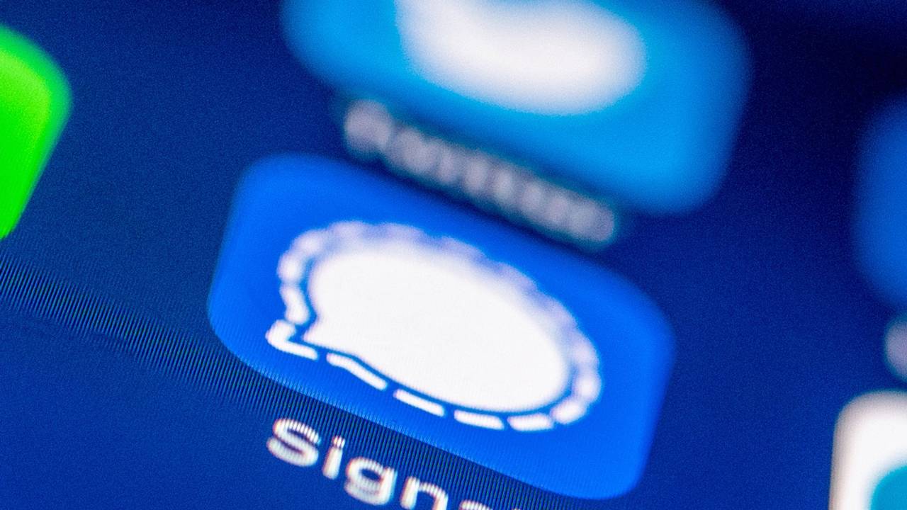 Das Logo des Messenger Dienstes Signal auf einem Smartphone