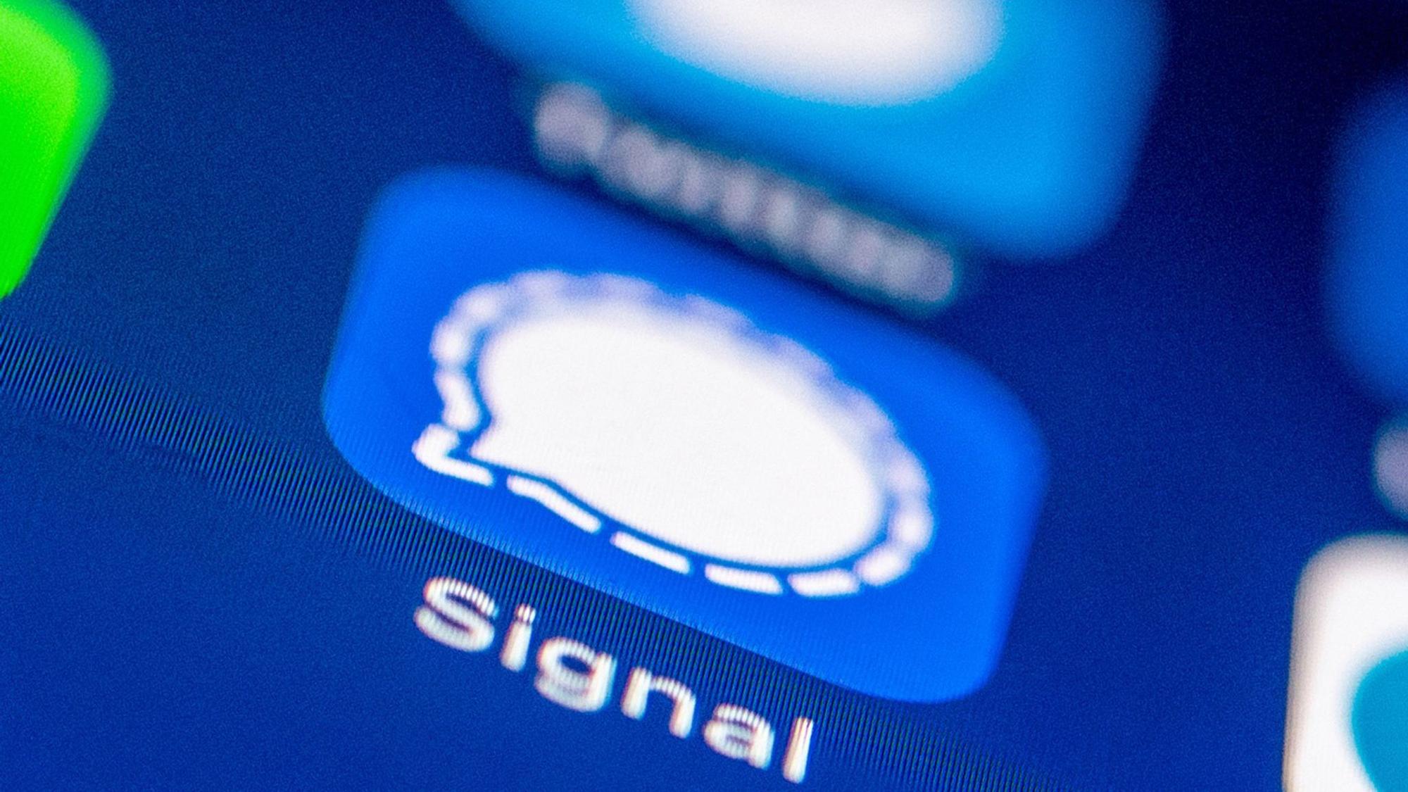 Das Logo des Messenger Dienstes Signal auf einem Smartphone