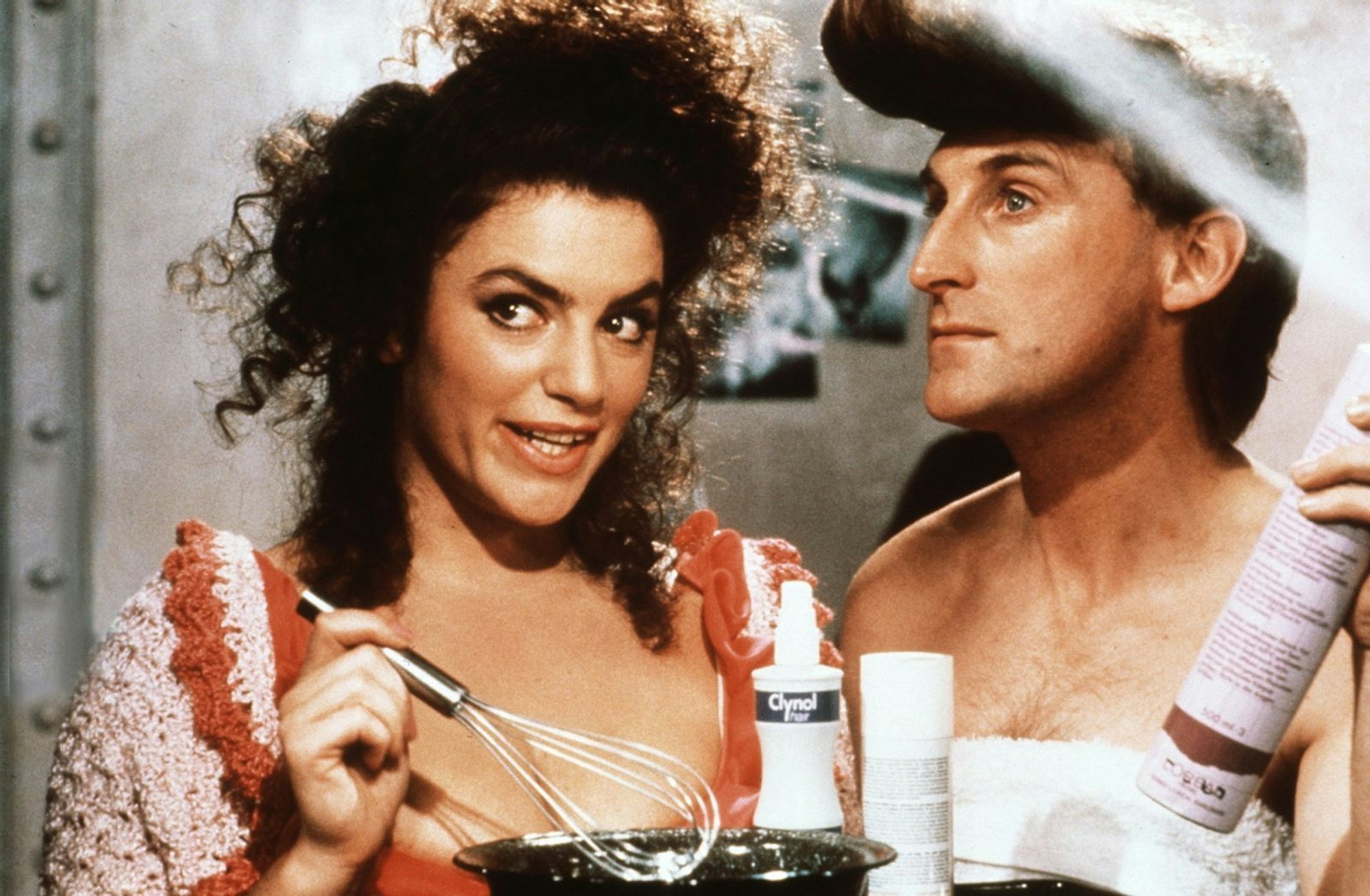 Eine ihrer ersten Kinorollen: Christine Neubauer erklärt Otto (Otto Waalkes) alles über den neuen Haarfestiger „Betonal“ - im Film „Otto - Der Außerfriesische“ aus dem Jahr 1989. (Bild: Kineos)