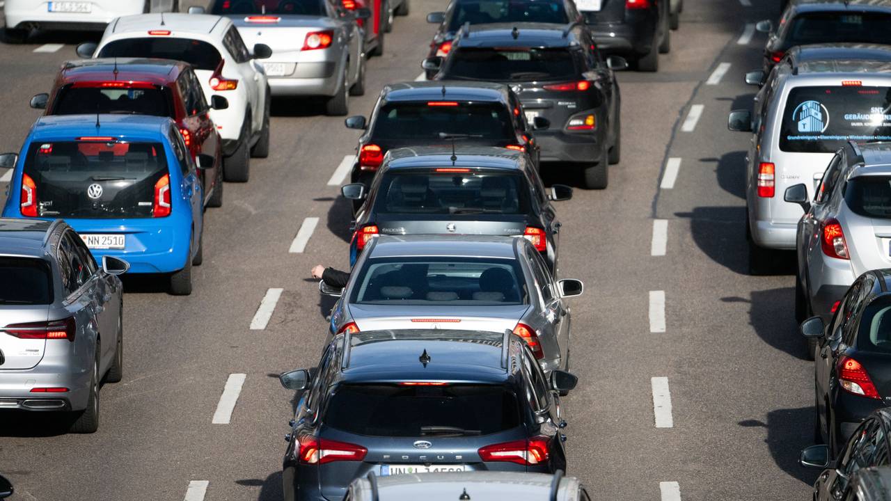 Autos stehen auf einer Autobahn im Stau. (Symbolbild)