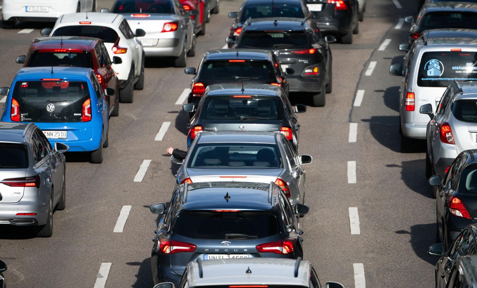 Autos stehen auf einer Autobahn im Stau. (Symbolbild)