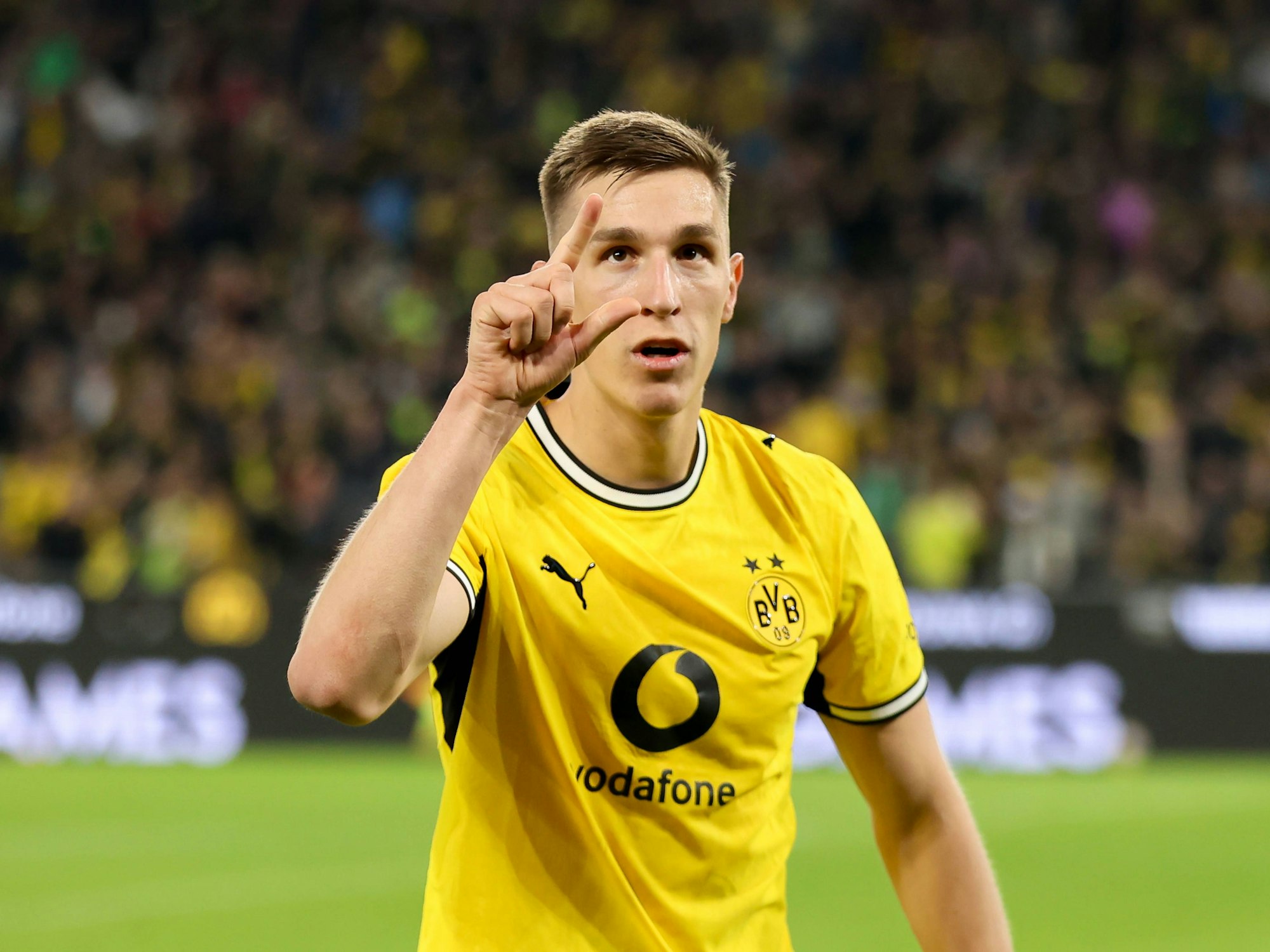 BVB-Profi Nico Schlotterbeck jubelt nach seinem Treffer zum 2:1 gegen Eintracht Frankfurt.