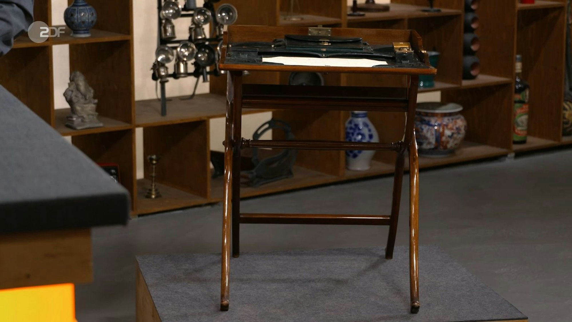Den Reiseschreibtisch von Skrebensky & Söhne aus Nussbaumholz aus der Zeit zwischen 1900 und 1910 schätzte der Experte auf 500 bis 700 Euro. Benjamin Leo Leo bezahlte 660 Euro.
(Bild: ZDF)