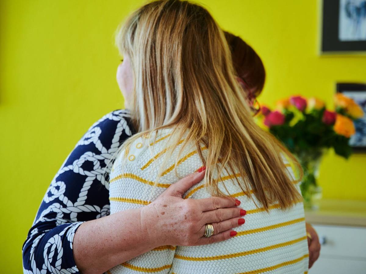 Mutter und Tochter umarmen sich