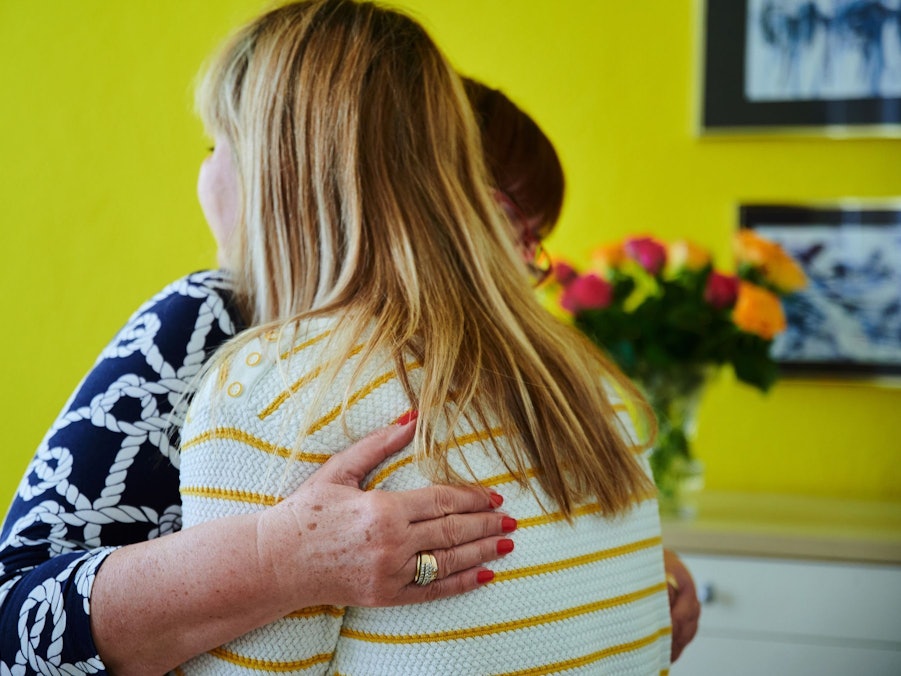 Mutter und Tochter umarmen sich