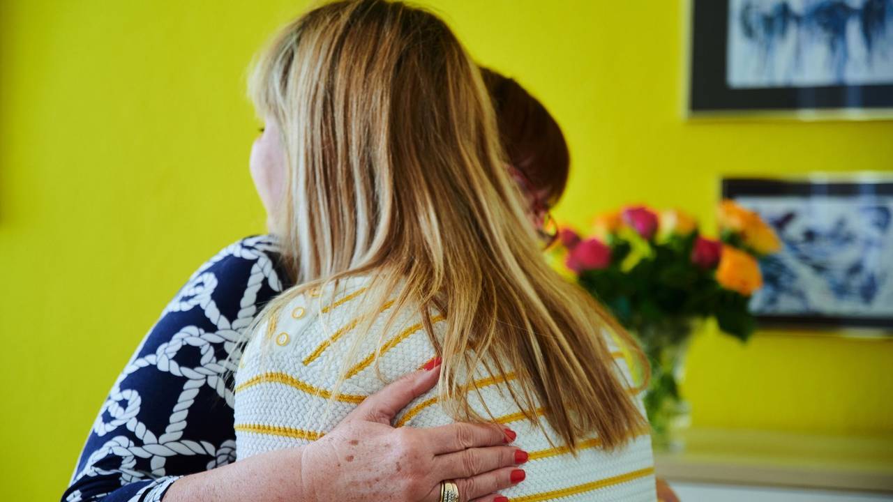 Mutter und Tochter umarmen sich