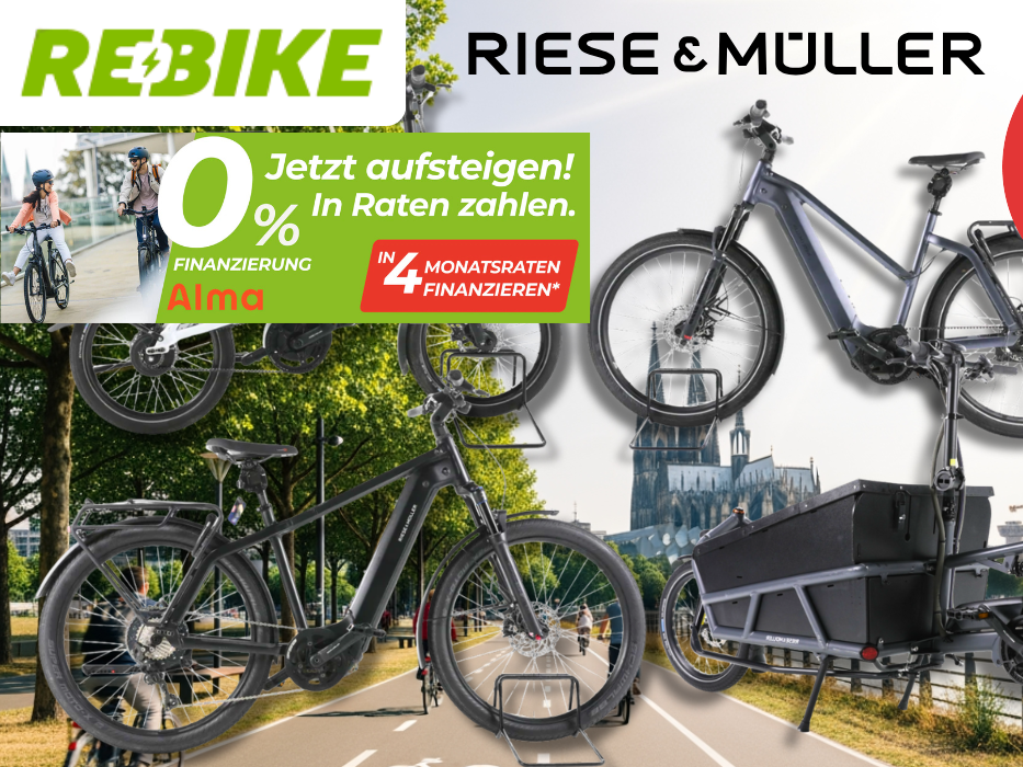 Vier verschiedene Riese & Müller E-Bikes vor einer Landstraße an einem Fluß.