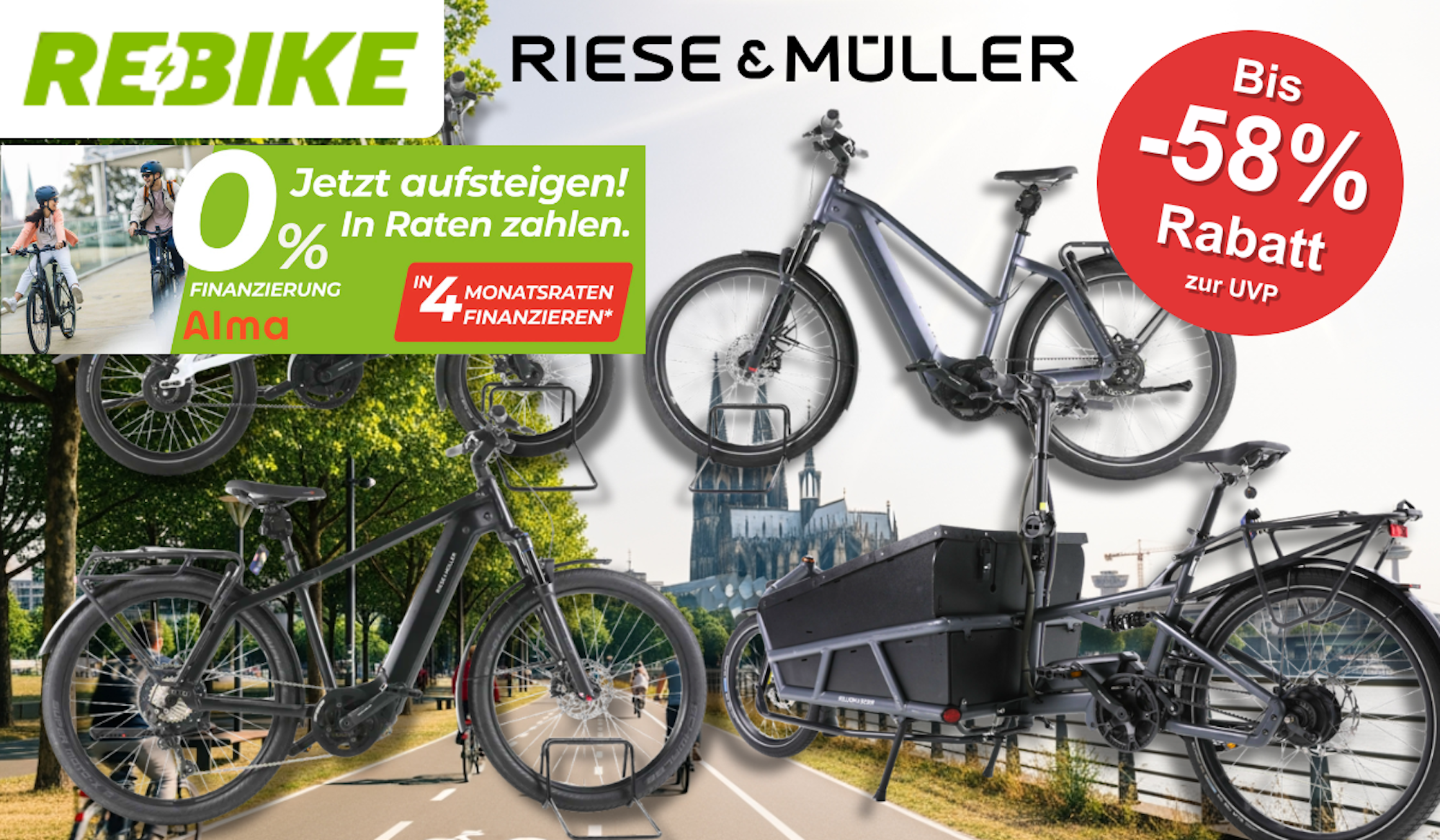 Vier verschiedene Riese & Müller E-Bikes vor einer Landstraße an einem Fluß.