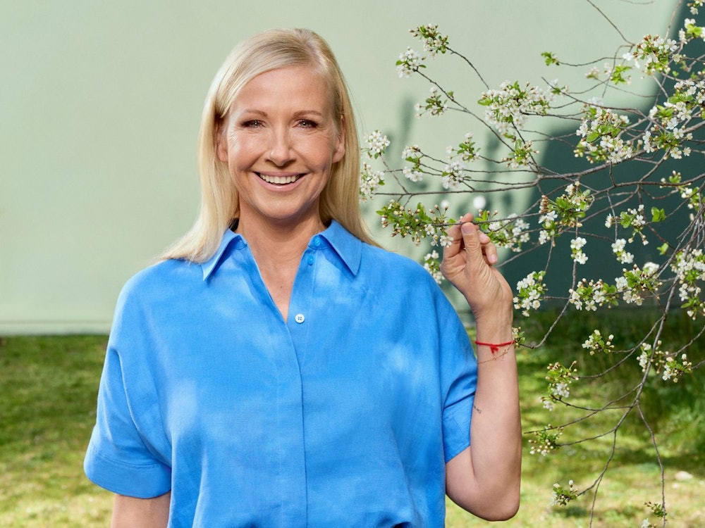 Andrea Kiewel erklärt im Interview, warum sie weder die SWR-Musiksendung „Immer wieder sonntags“ noch das umfassende Angebot der Streaming-Riesen als ernstzunehmende Konkurrenz für den „ZDF-Fenrsehgarten“ betrachtet. (Bild: ZDF/Marcus Höhn)