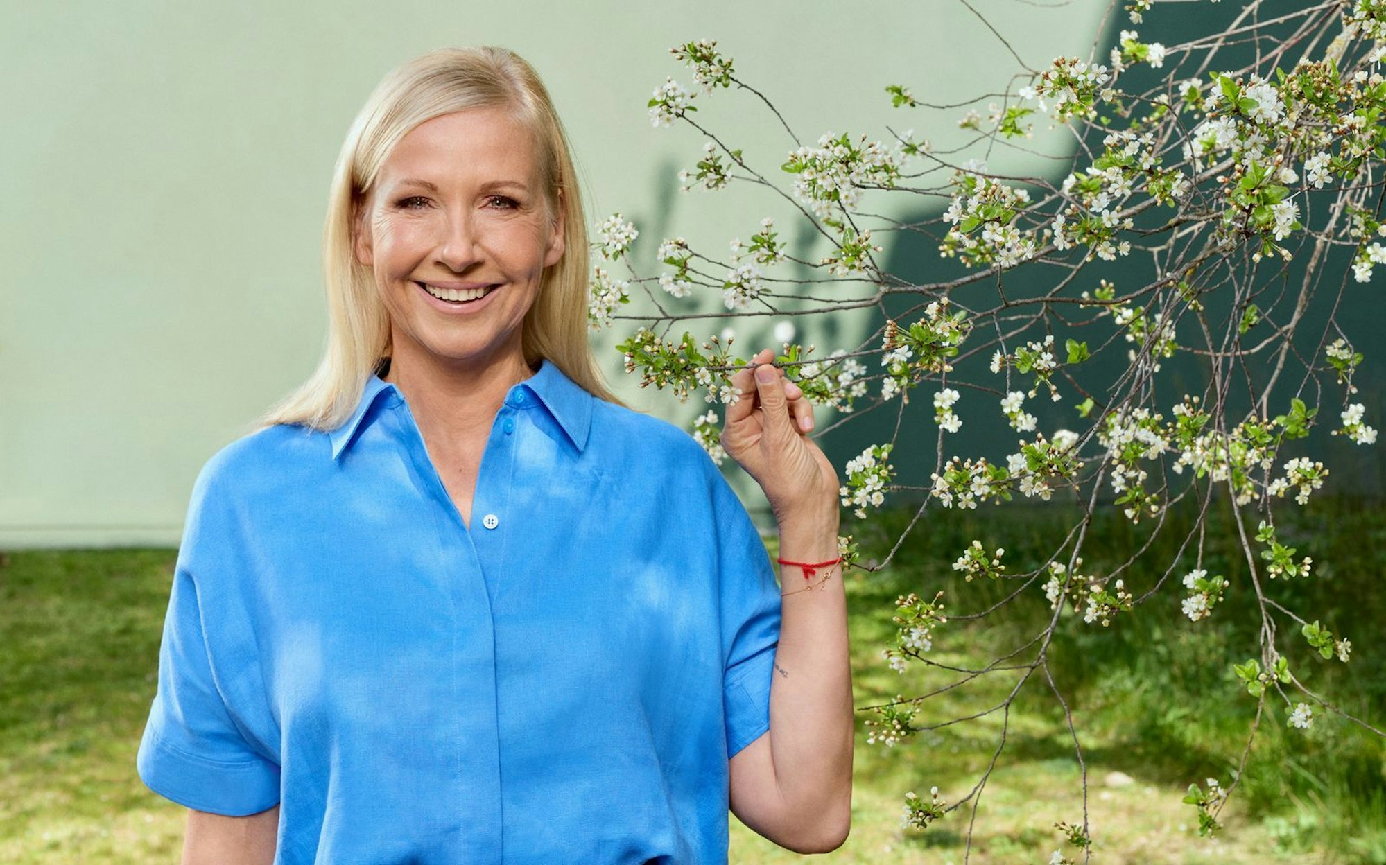 Andrea Kiewel erklärt im Interview, warum sie weder die SWR-Musiksendung „Immer wieder sonntags“ noch das umfassende Angebot der Streaming-Riesen als ernstzunehmende Konkurrenz für den „ZDF-Fenrsehgarten“ betrachtet. (Bild: ZDF/Marcus Höhn)