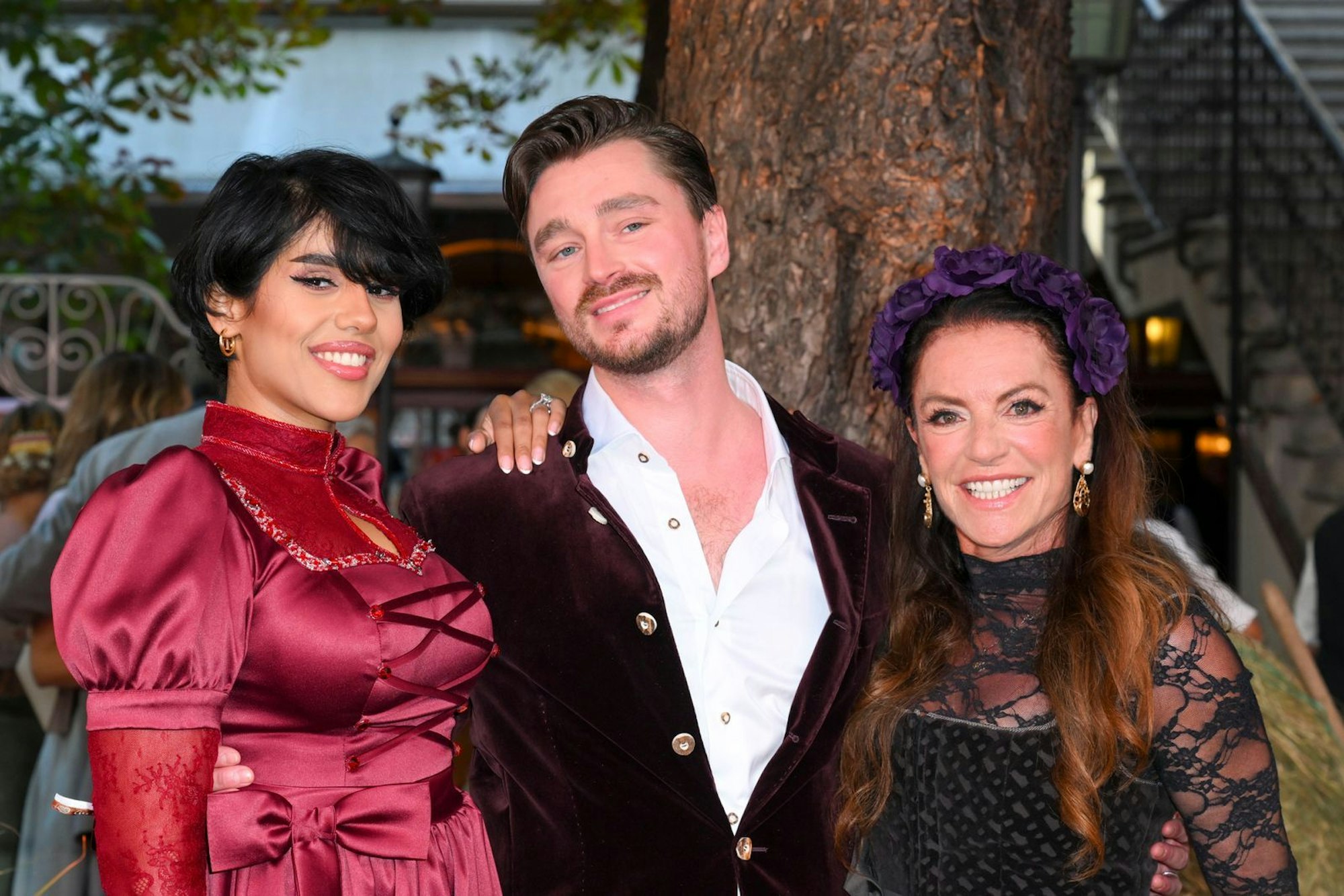 Lambert Neubauer, seine Frau Maha und Christine Neubauer hatten beim „Heidifest“ im Münchner Hofbräuhaus 2025 sichtlich Spaß. (Bild: Hannes Magerstaedt/Getty Images)
