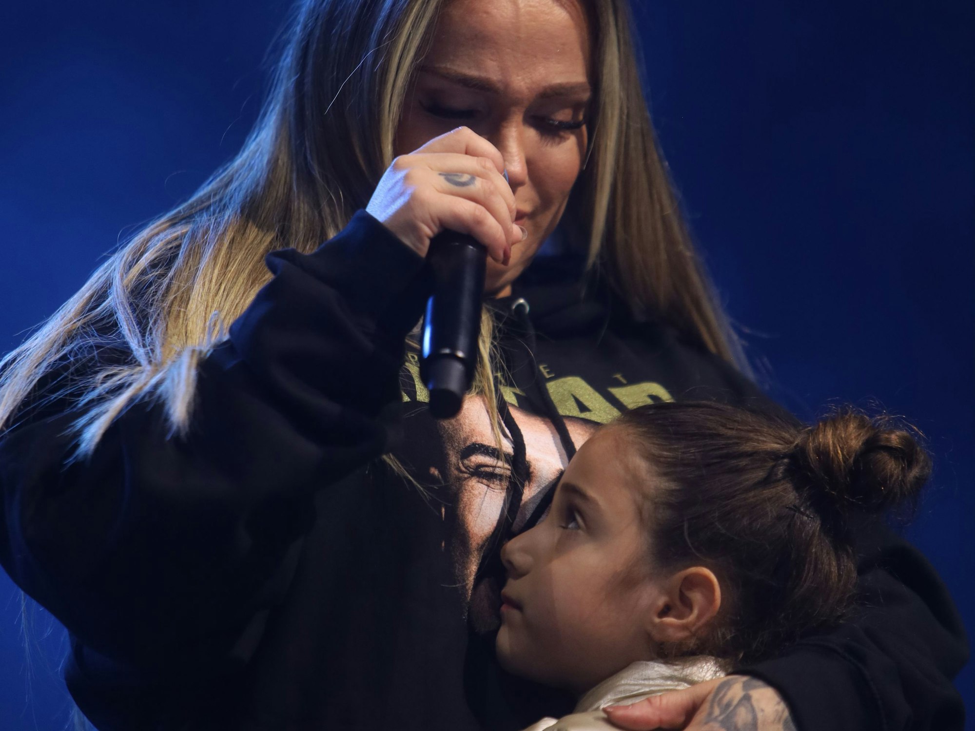 Tribute to Xatar in der Lanxess-Arena: Schwester Ewa mit Tochter.
