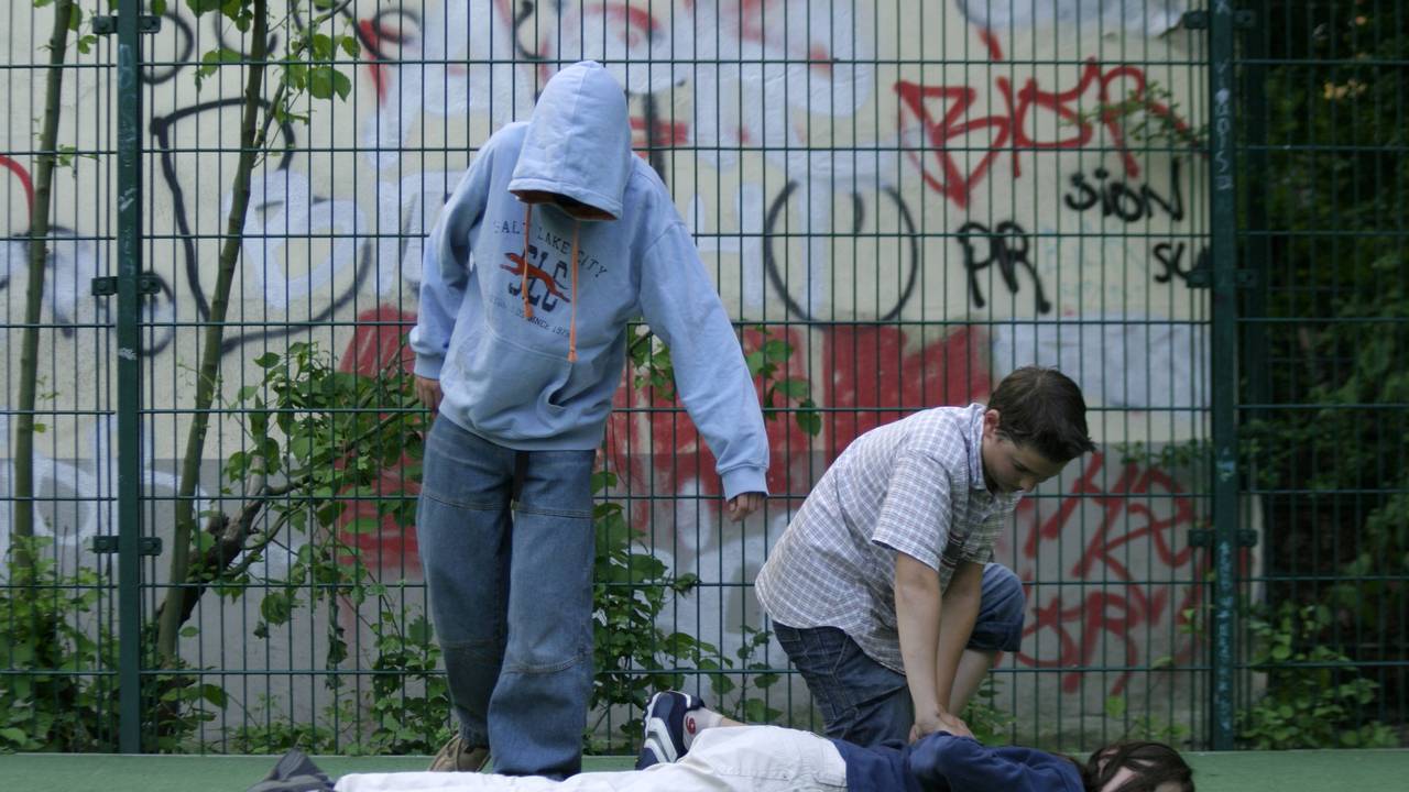Jugendliche prügeln sich auf dem Schulhof