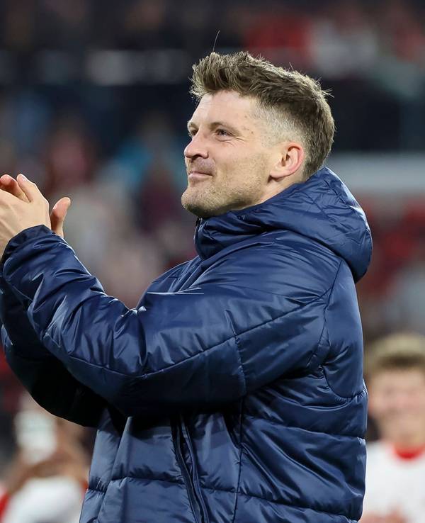 Lukas Kübler klatscht nach dem Spiel des SC Freiburg in Richtung der Fans,