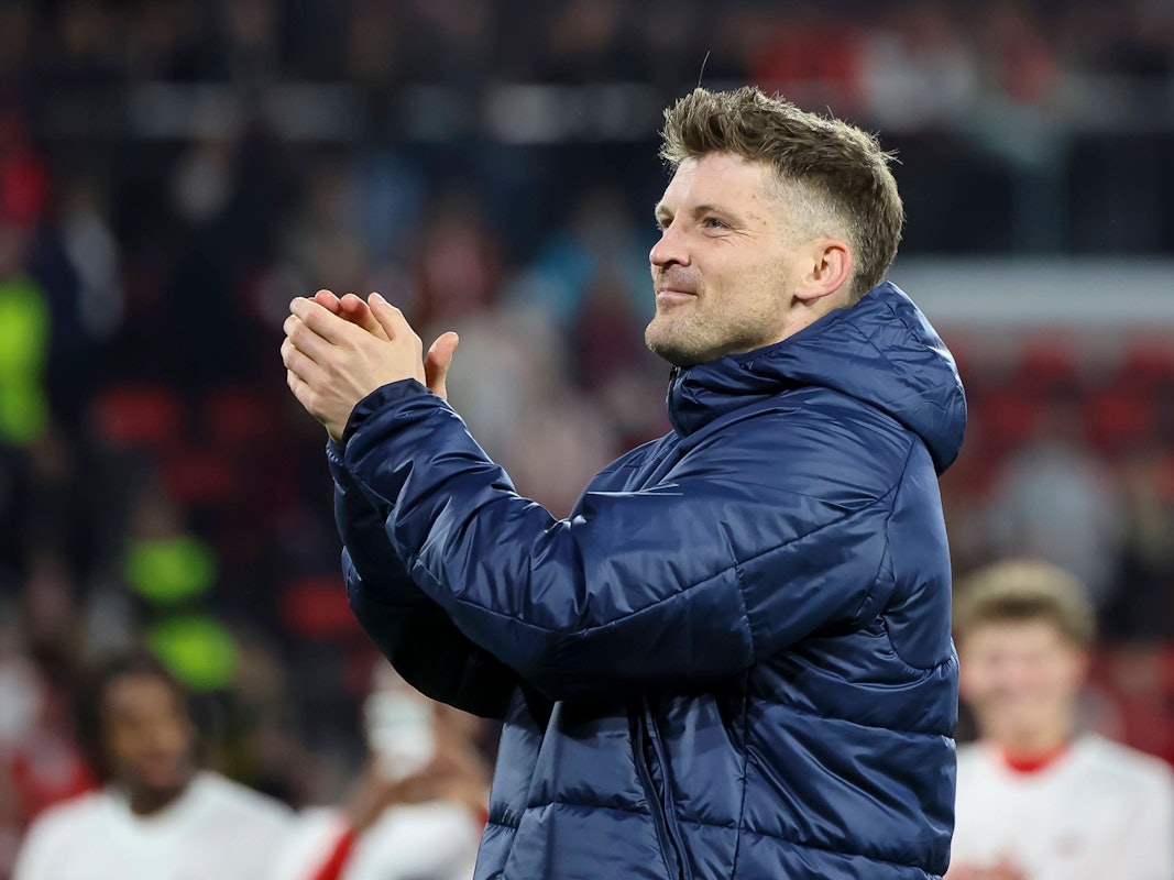 Lukas Kübler klatscht nach dem Spiel des SC Freiburg in Richtung der Fans,