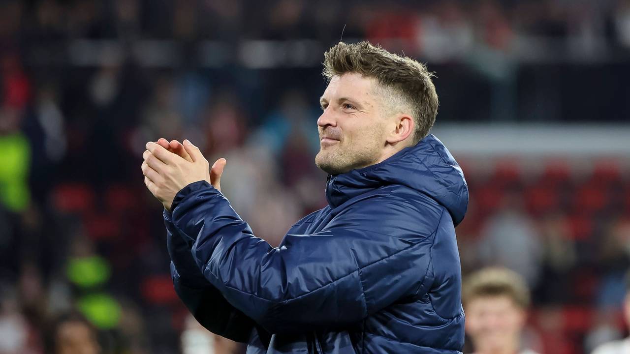 Lukas Kübler klatscht nach dem Spiel des SC Freiburg in Richtung der Fans,