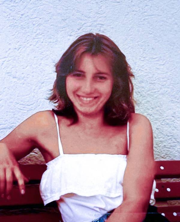 Das undatierte Handout der Kriminalpolizei Aschaffenburg für den Cold Case „Maria Köhler“ zeigt das Opfer Maria Köhler auf einer Bank.