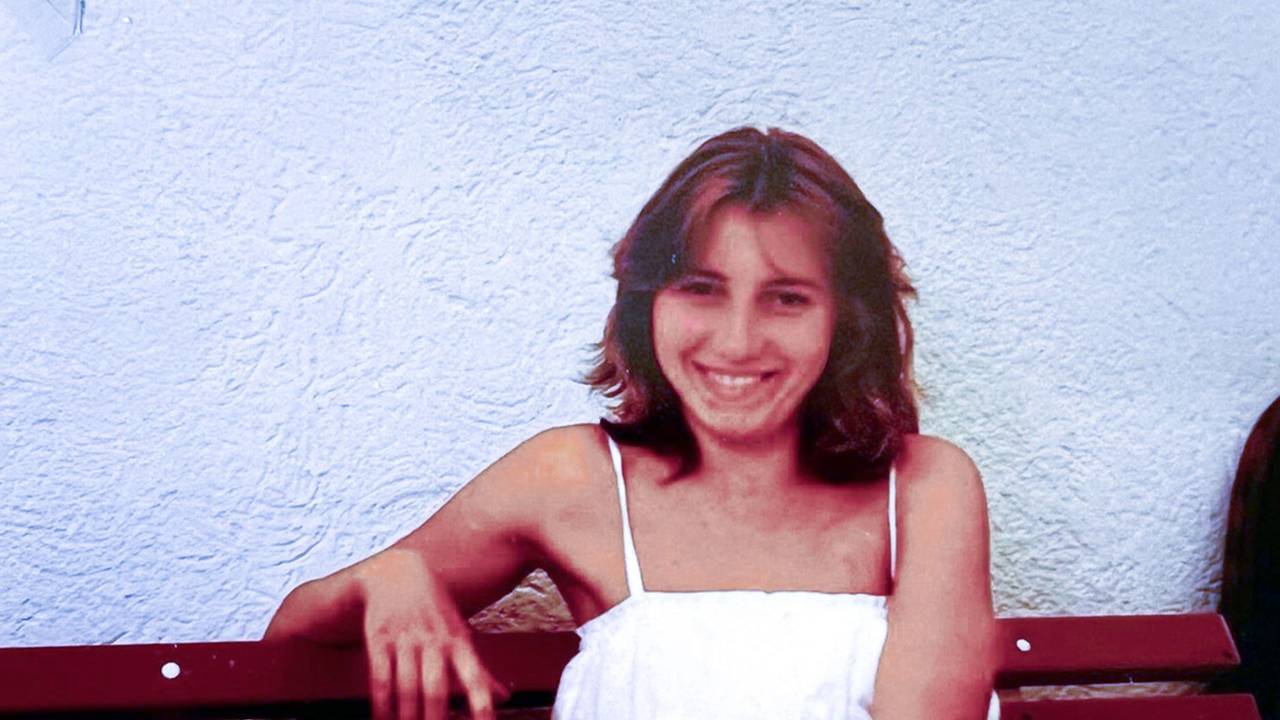 Das undatierte Handout der Kriminalpolizei Aschaffenburg für den Cold Case „Maria Köhler“ zeigt das Opfer Maria Köhler auf einer Bank.