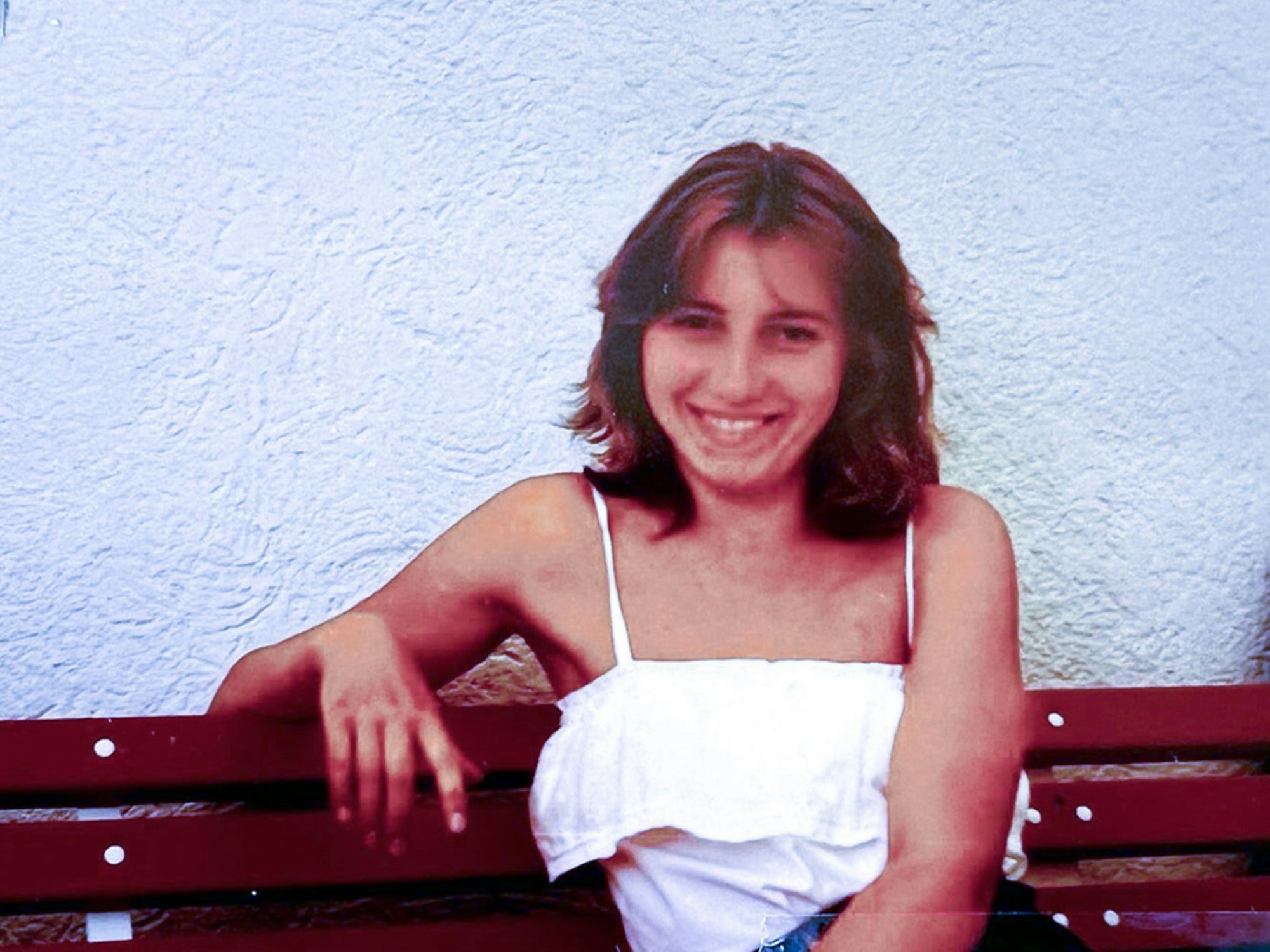 Das undatierte Handout der Kriminalpolizei Aschaffenburg für den Cold Case „Maria Köhler“ zeigt das Opfer Maria Köhler auf einer Bank.
