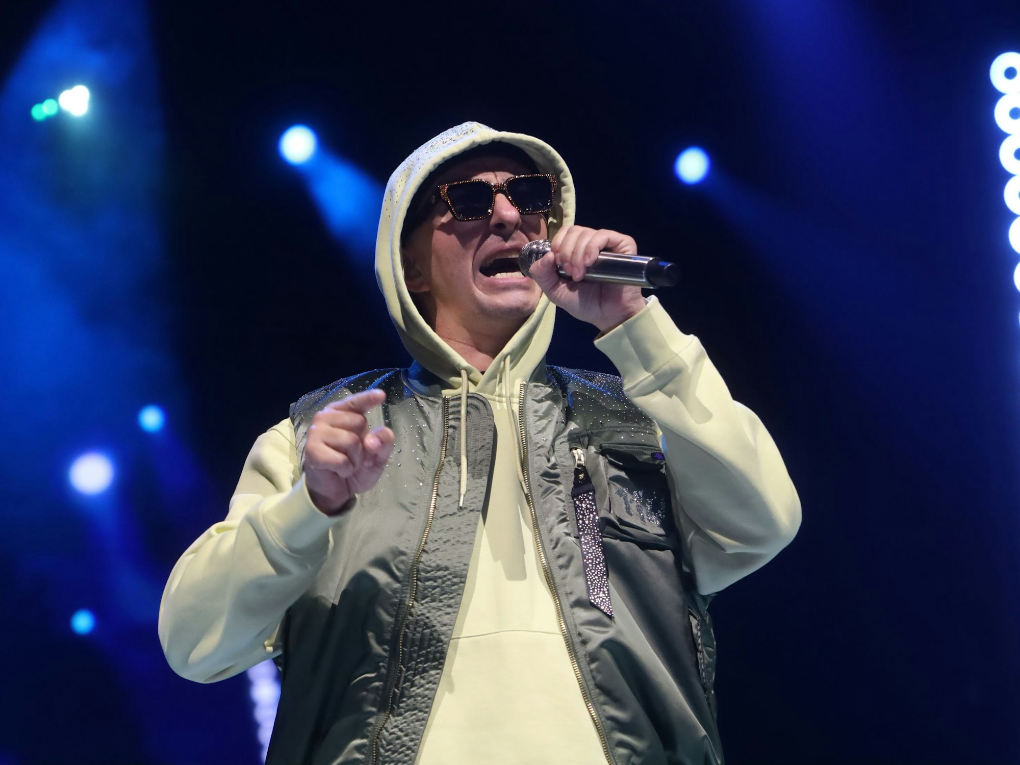 Tribute to Xatar in der Lanxess-Arena: Jan Böhmermann auf der Bühne.