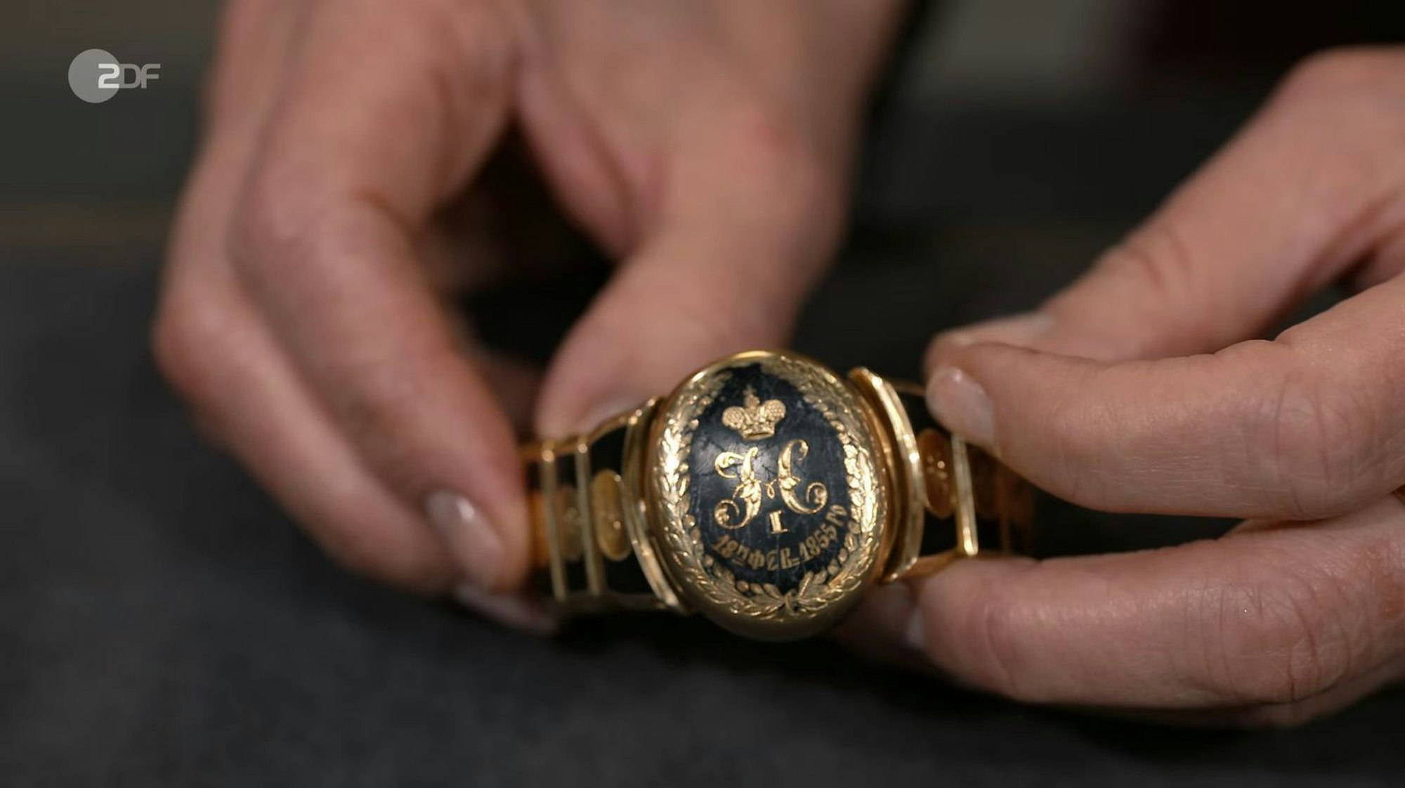 Das goldene Schmuckstück aus den 1850er-Jahren hatte zwar eine Beschädigung, der Schätzpreis lag dennoch über dem Wunsch von 3.200 bis 3.500 Euro, nämlich bei bis zu 4.000 Euro.
(Bild: ZDF)