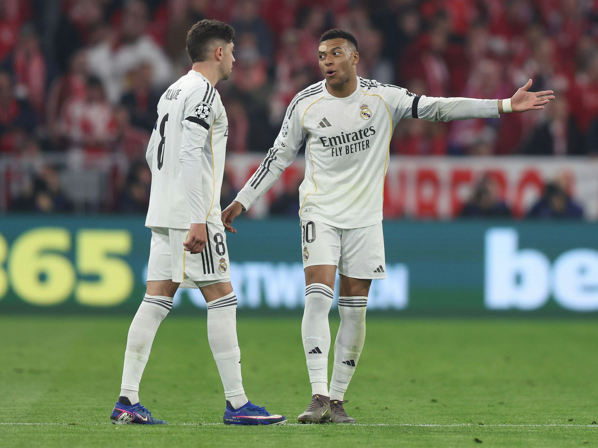 Kylian Mbappe weist seinen Teamkollegen Federico Valverde an.