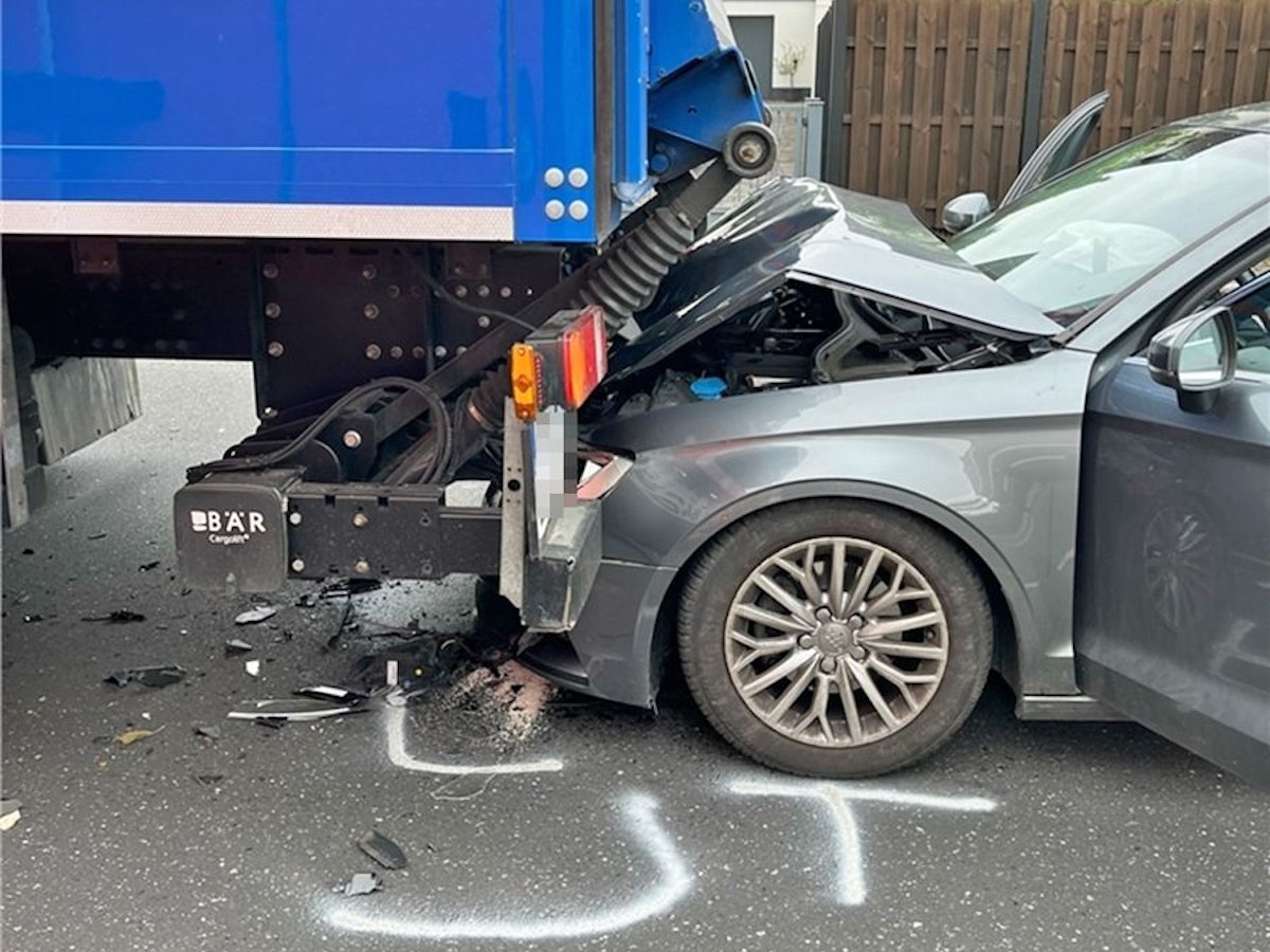 Ein demoliertes Auto nach einem Auffahrunfall in Langenfeld.