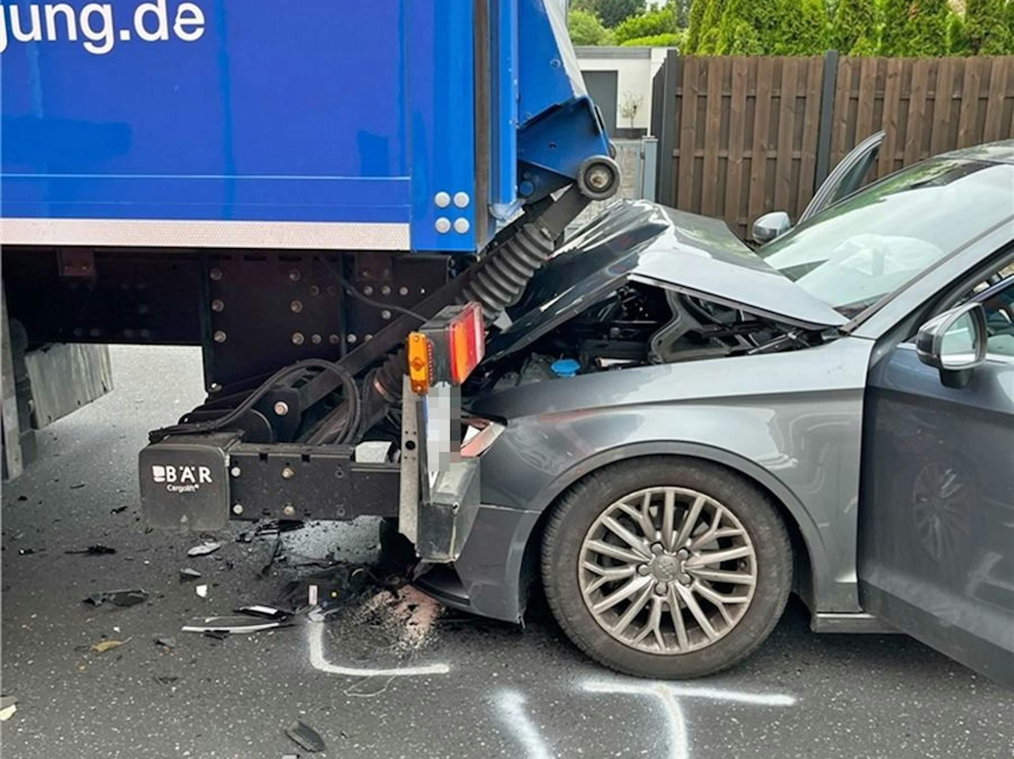 Ein demoliertes Auto nach einem Auffahrunfall in Langenfeld.